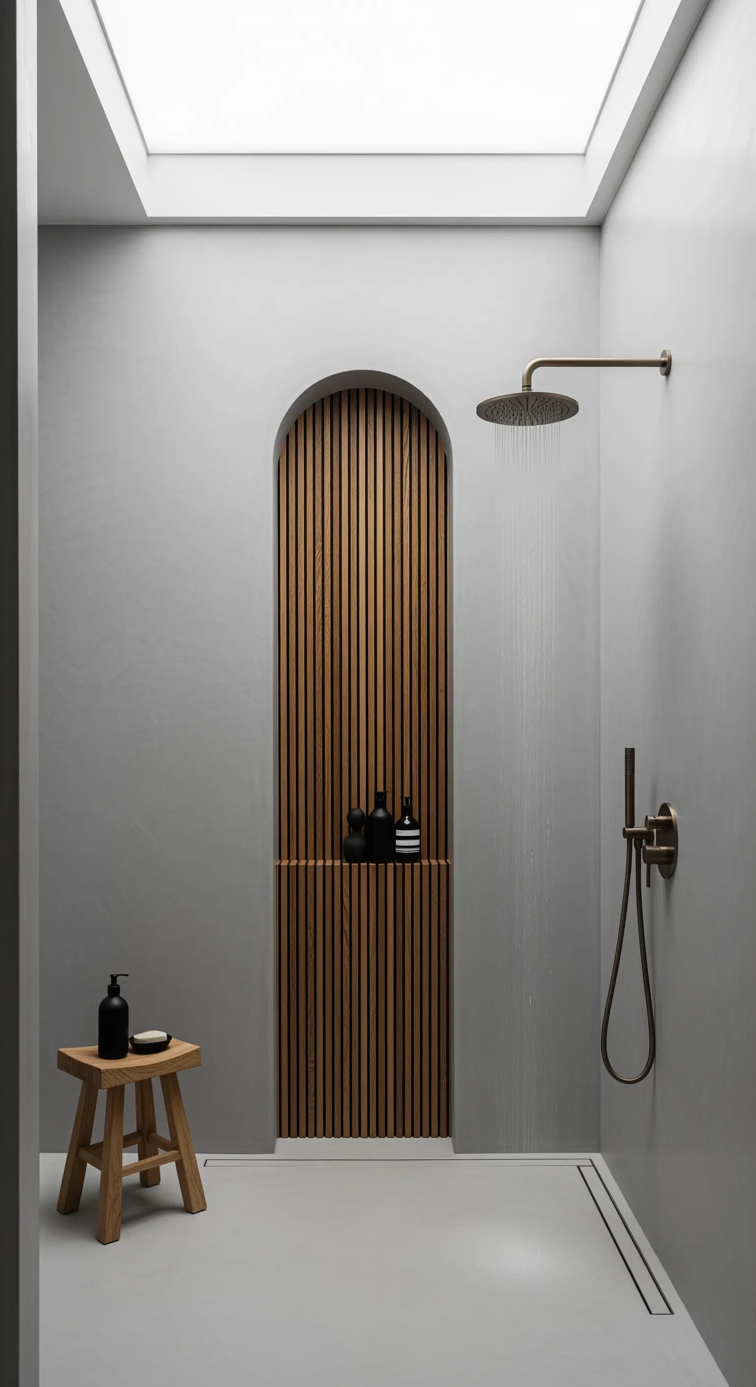 Dusch-Wandnische mit vertikalen Holzlamellen in einem minimalistischen Bad.