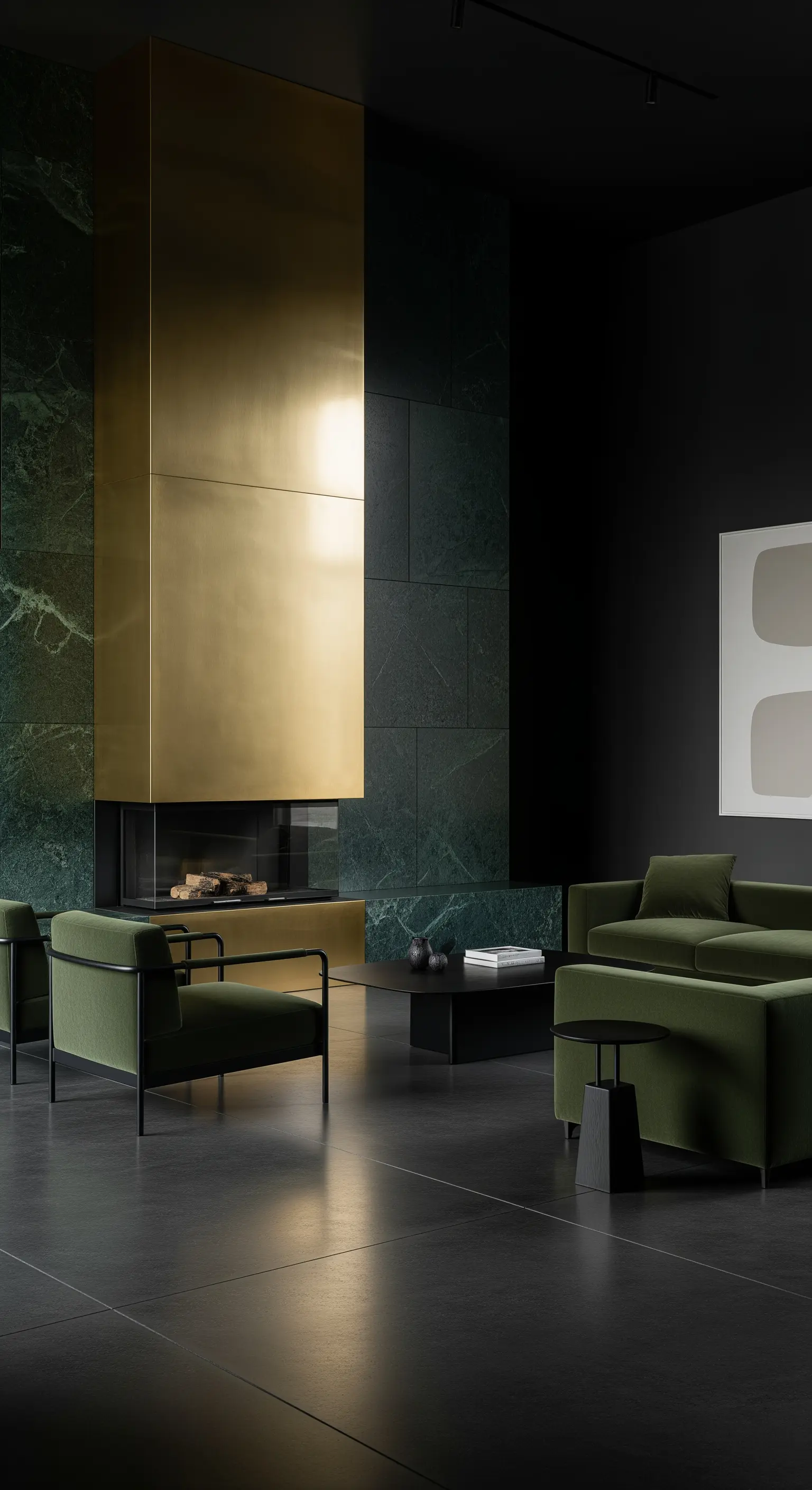 Moderner Kamin aus grünem Marmor und Messing, schwarze Wände, grüne Sofas