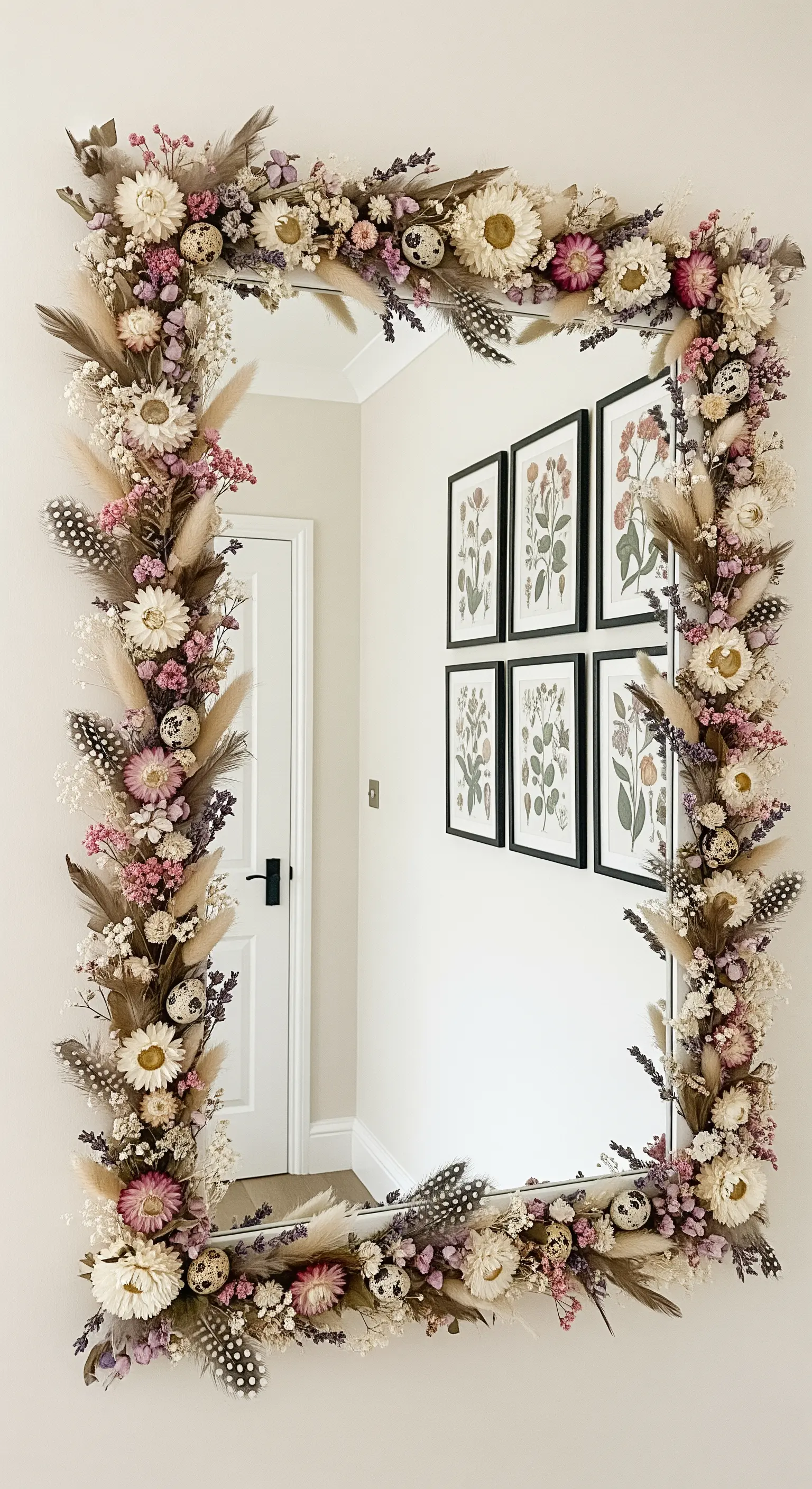 Spiegelrahmen verziert mit Trockenblumen, Federn und Wachteleiern