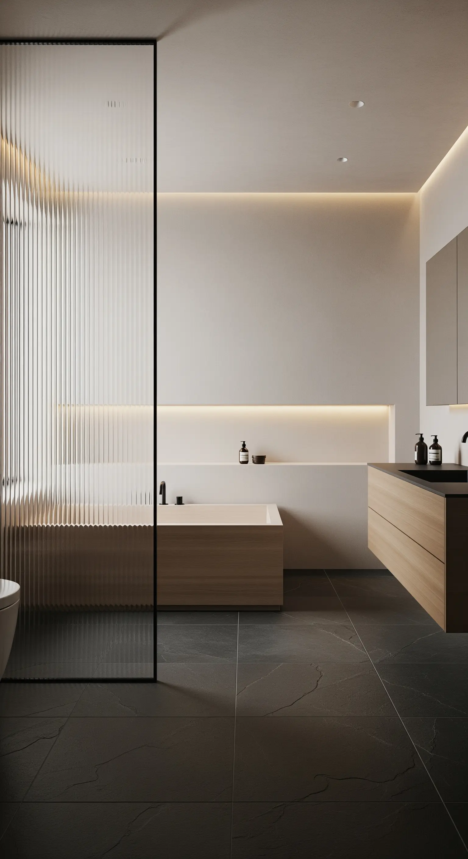 Minimalistisches Badezimmer mit einer Trennwand aus geriffeltem Glas und indirekter Beleuchtung
