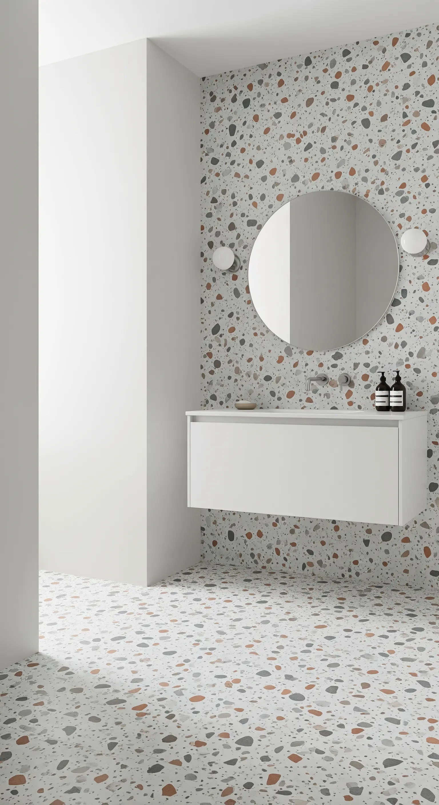 Minimalistisches Badezimmer mit Terrazzoboden und -wand sowie rundem Spiegel.