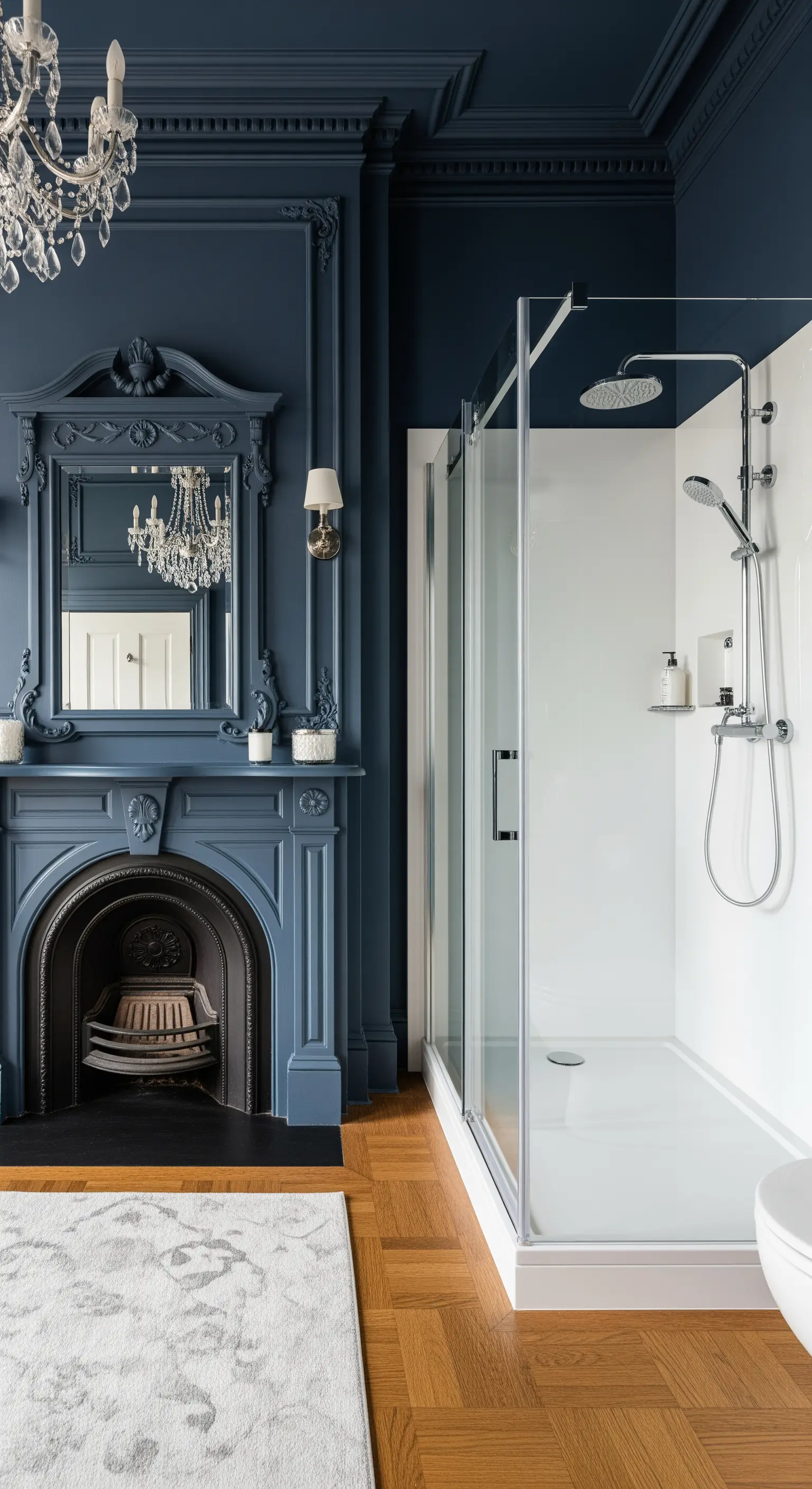 Historischer Raum mit dunkelblauen Wänden und Kamin, in dem eine moderne weiße Duschkabine steht