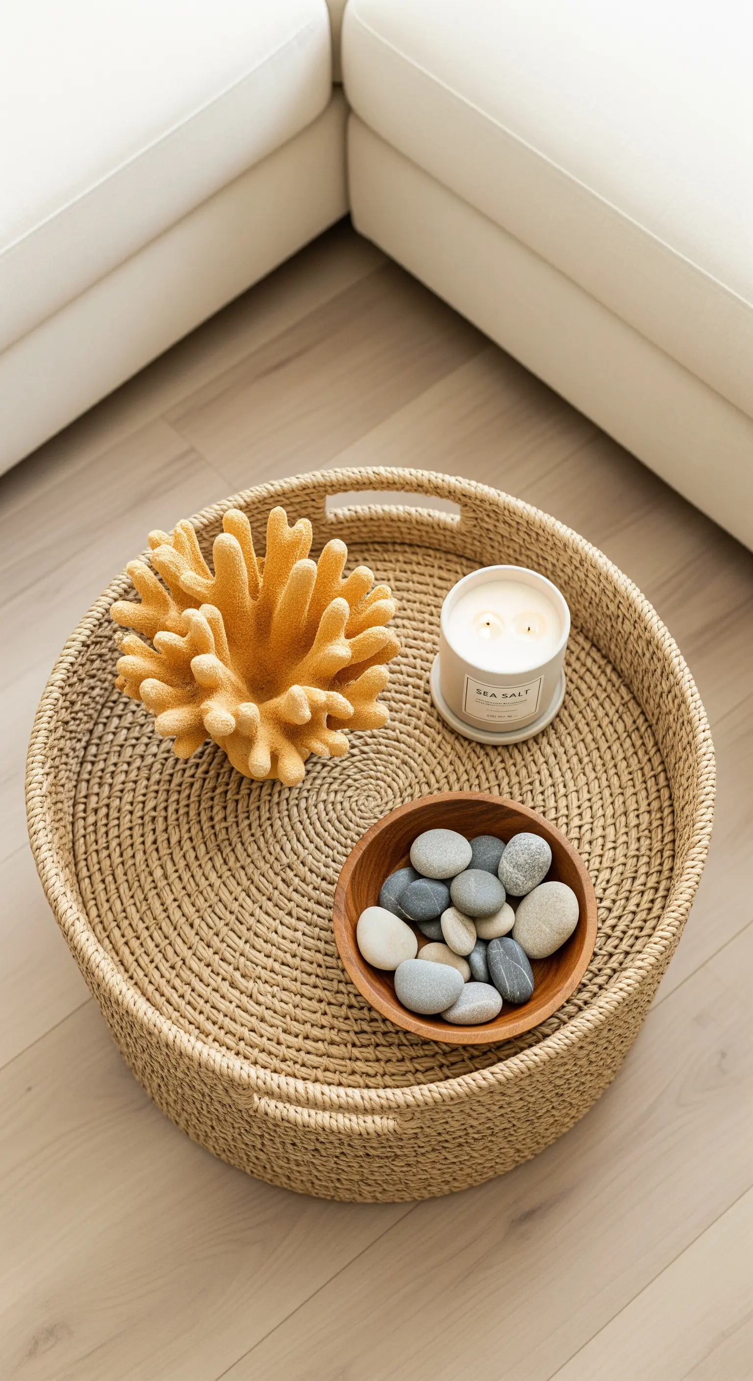 Tablett mit Koralle, Kieselsteinen und Sea Salt Kerze