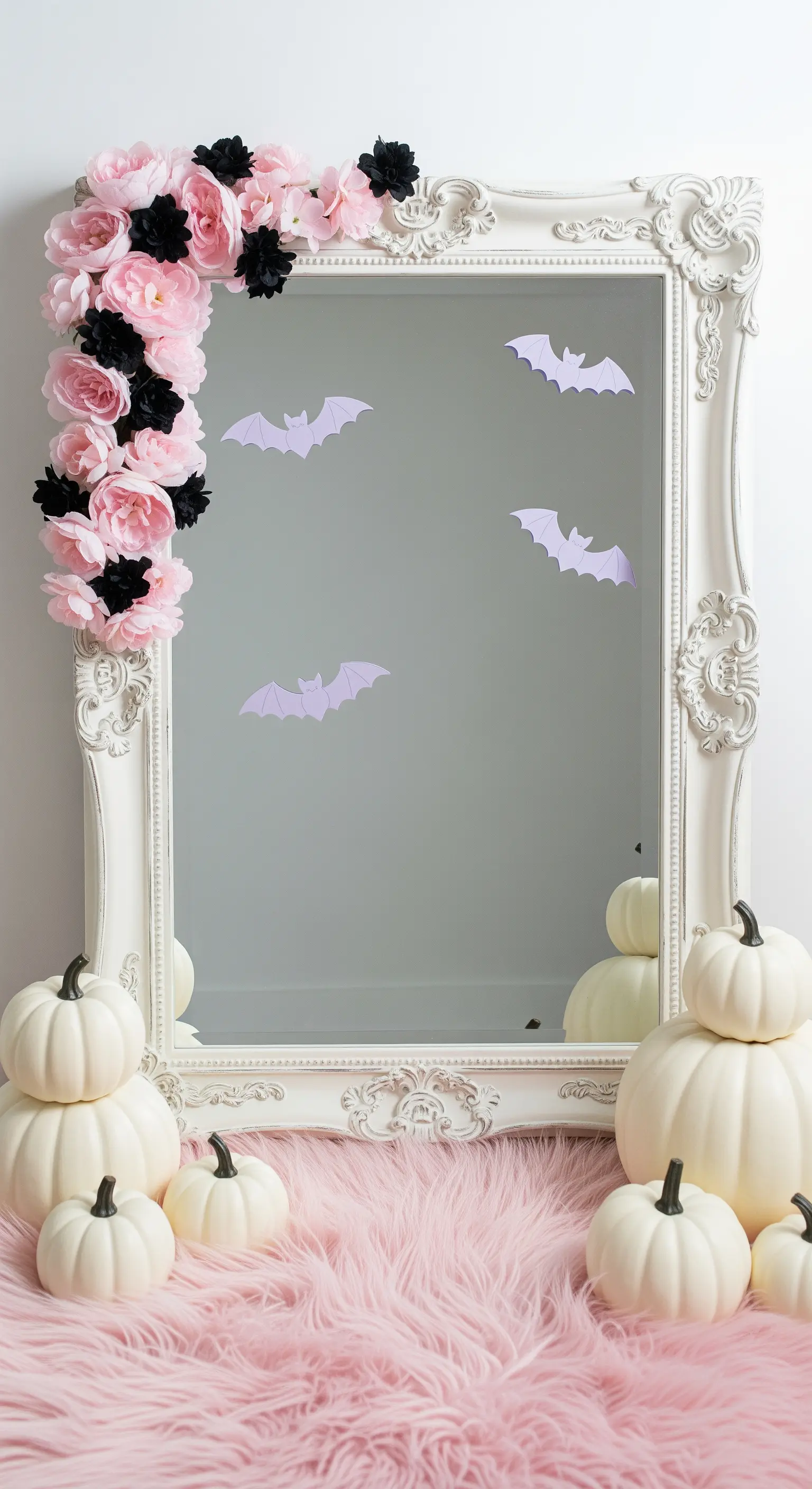 Weißer Barockspiegel mit rosa und schwarzen Blumen, rosa Fell und weißen Kürbissen