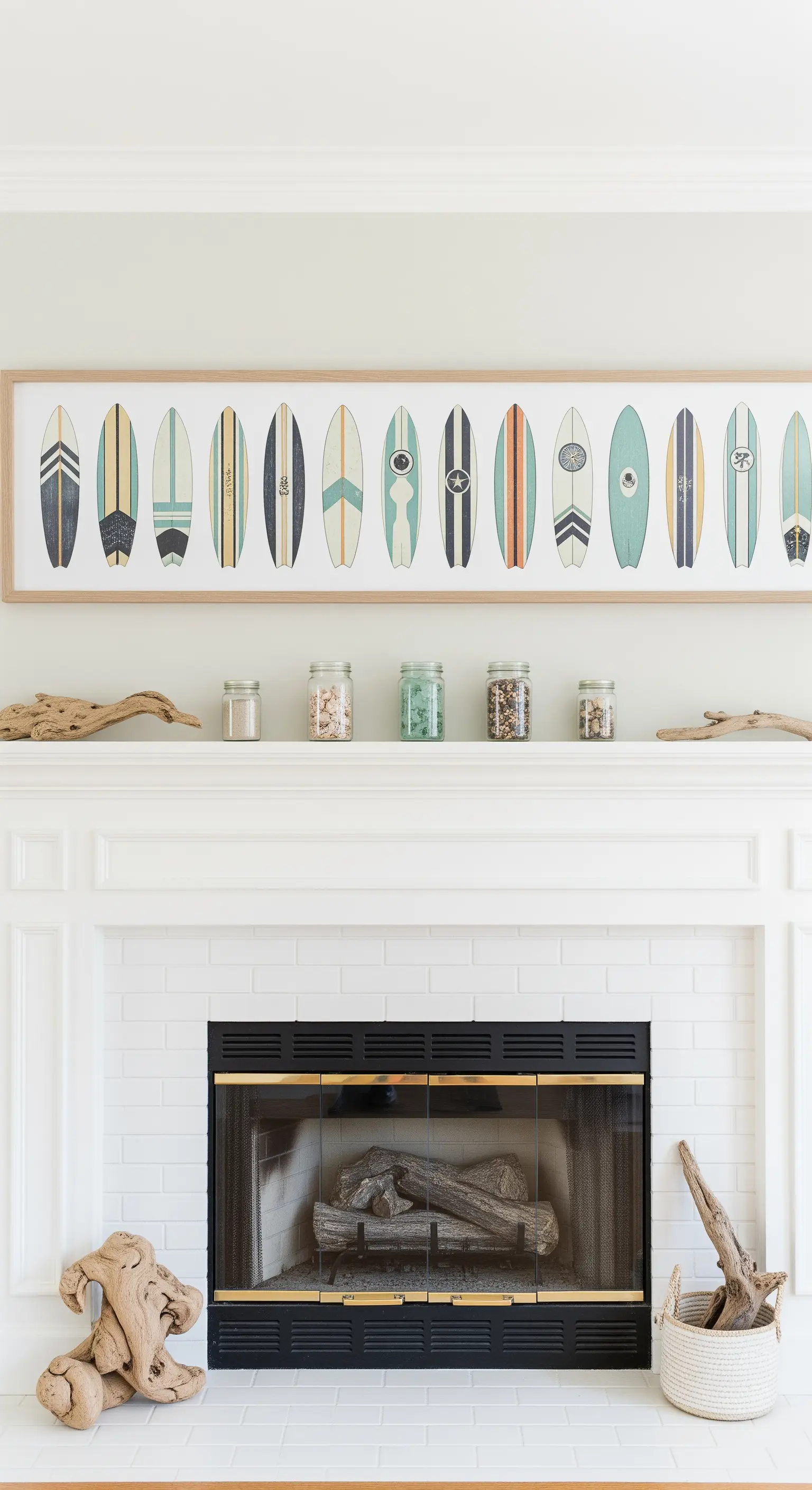 Kaminumrandung mit langem Surfbrett-Bild und Gläsern voller Muscheln.