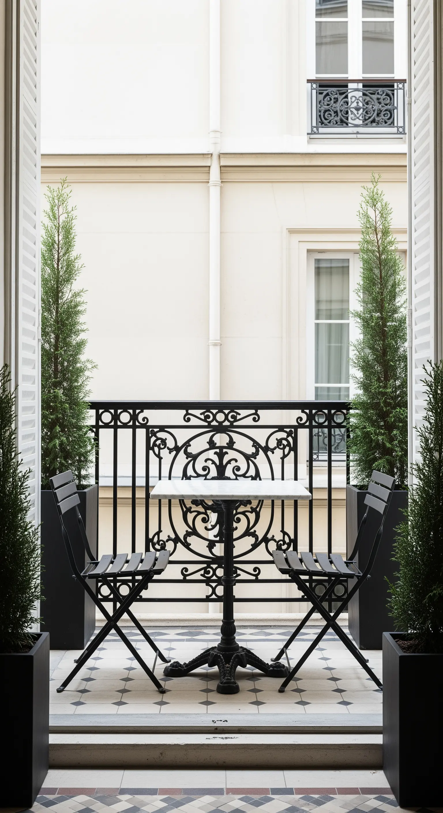 Französischer Balkon mit zwei Zypressen und Marmor-Bistrotisch