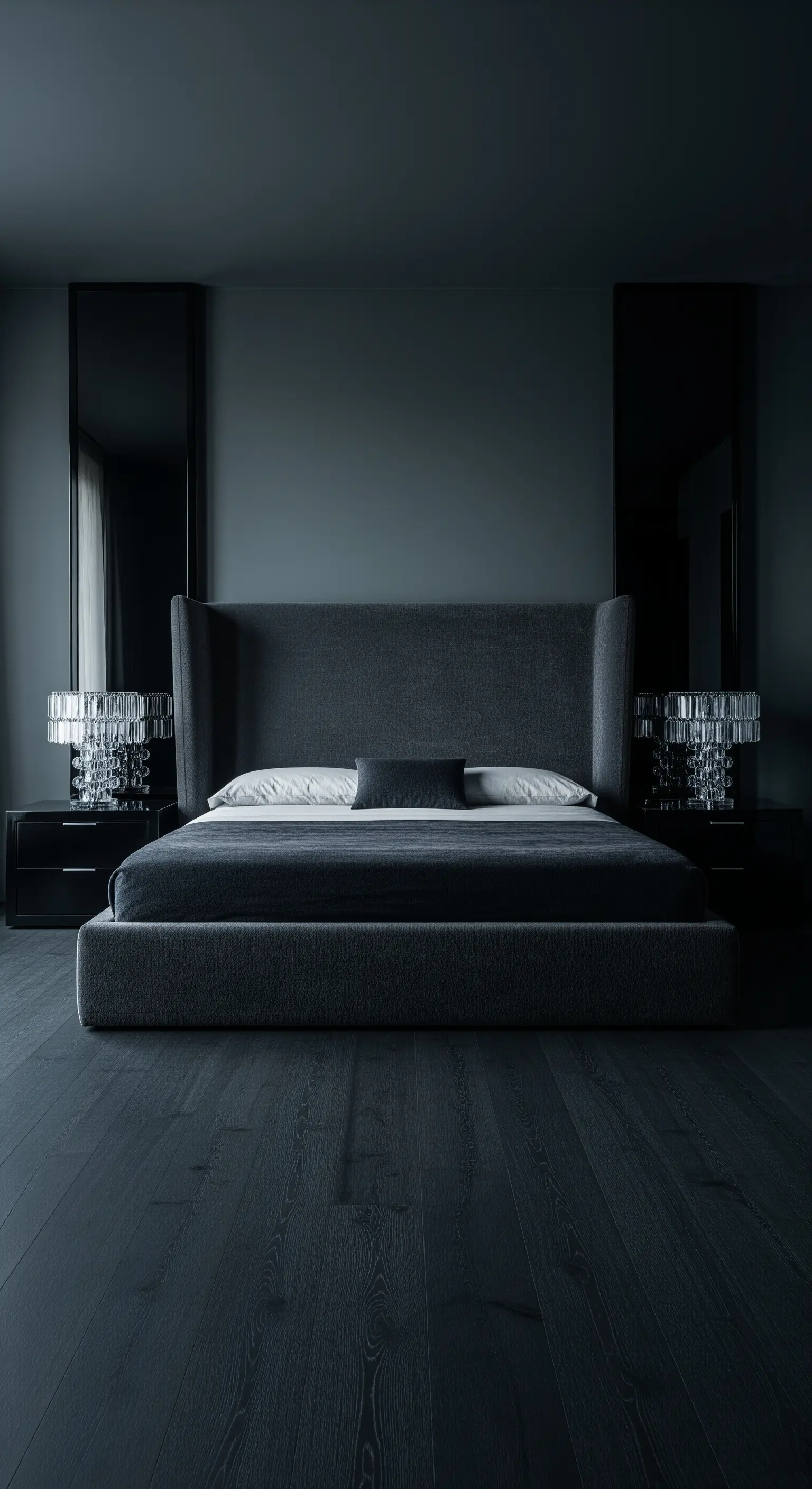 Dunkles Schlafzimmer mit zwei vertikalen Rauchglasspiegeln hinter den Nachttischen.
