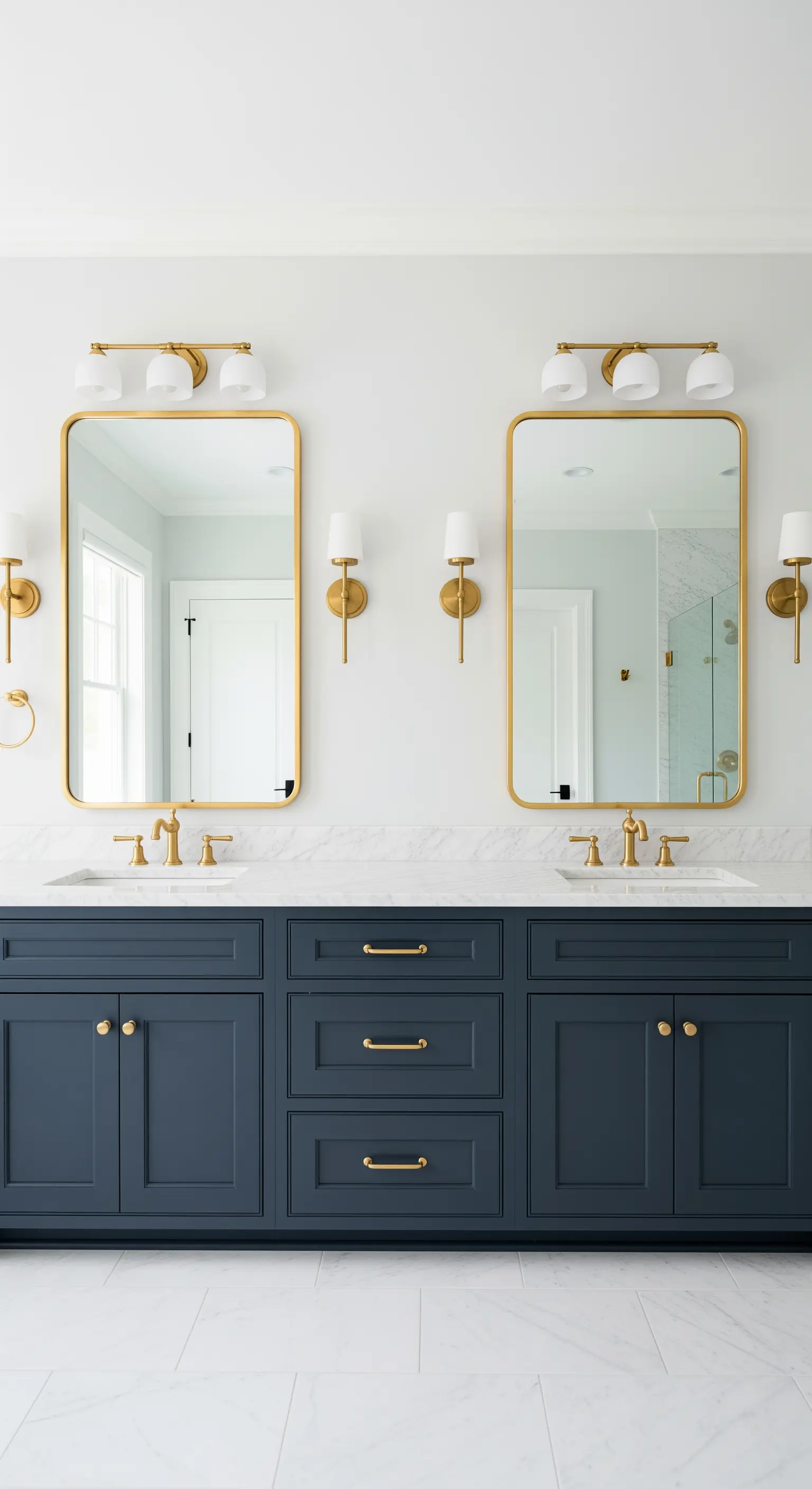 Doppelwaschtisch in Marineblau mit zwei goldenen Spiegeln und symmetrischer Beleuchtung.