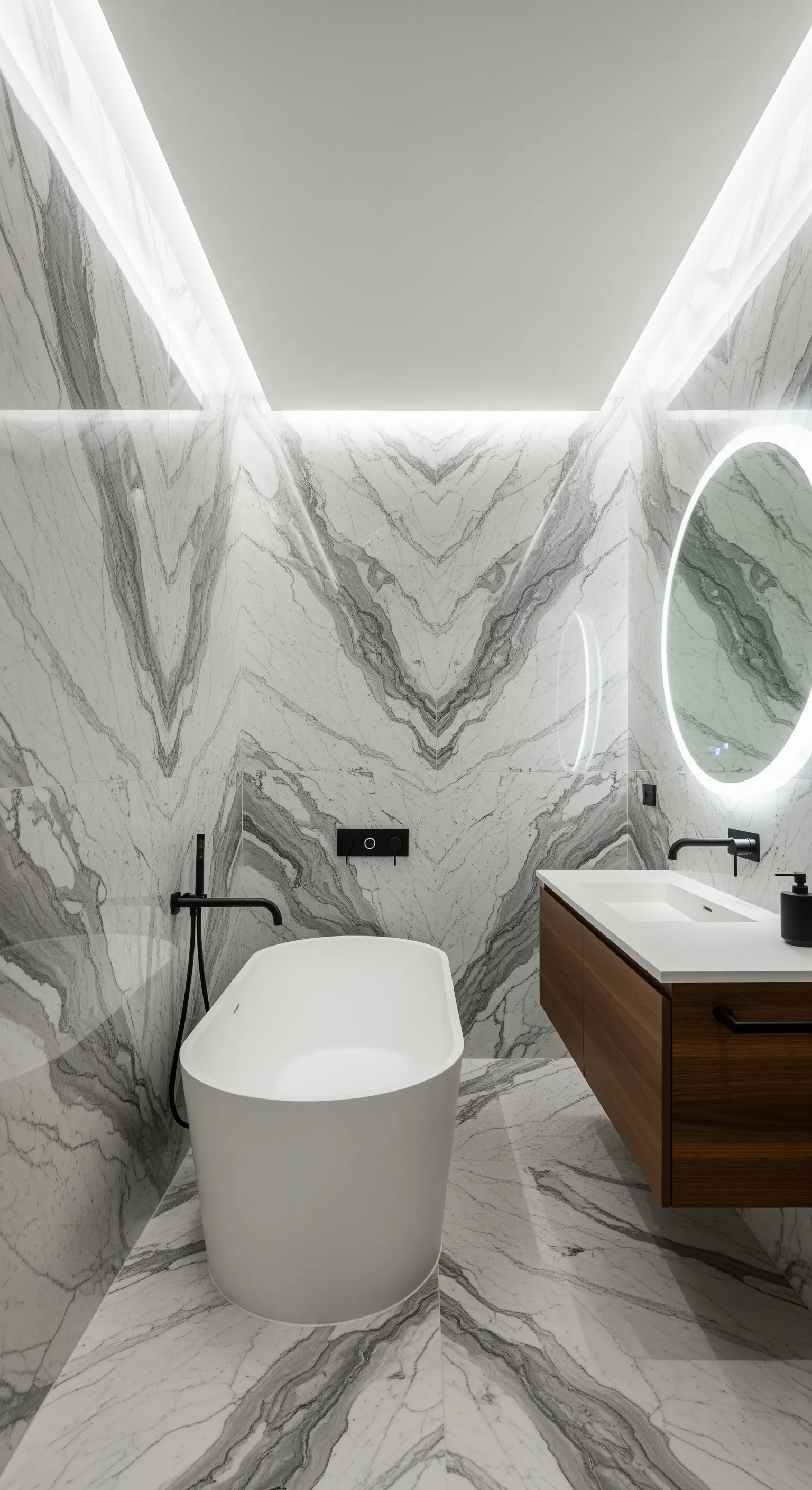 Gespiegelte Marmorwand in einem modernen Bad mit indirekter Deckenbeleuchtung.