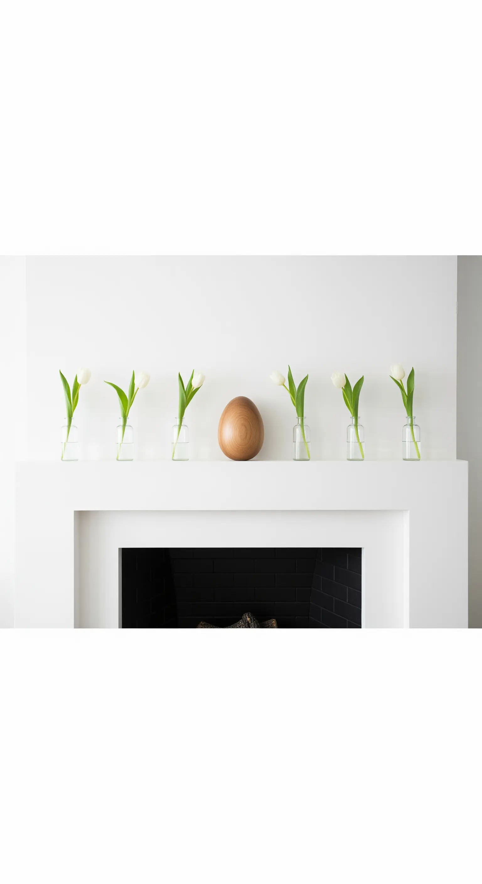 Symmetrisch arrangierte Tulpen in Glasvasen und ein Holzei auf einem Kaminsims.