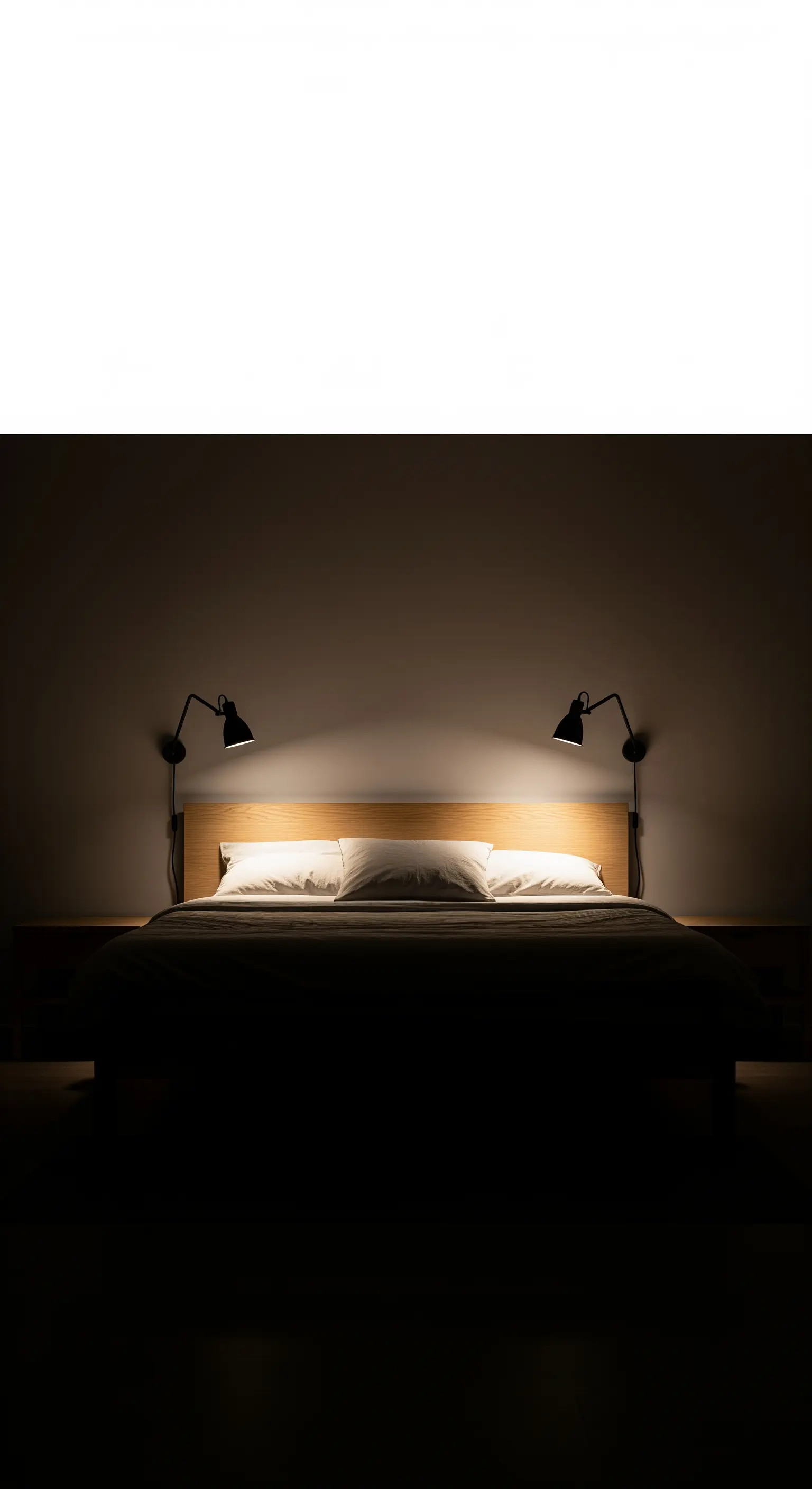 Zwei identische schwarze Wandleuchten sind symmetrisch über einem Holzbett angebracht.