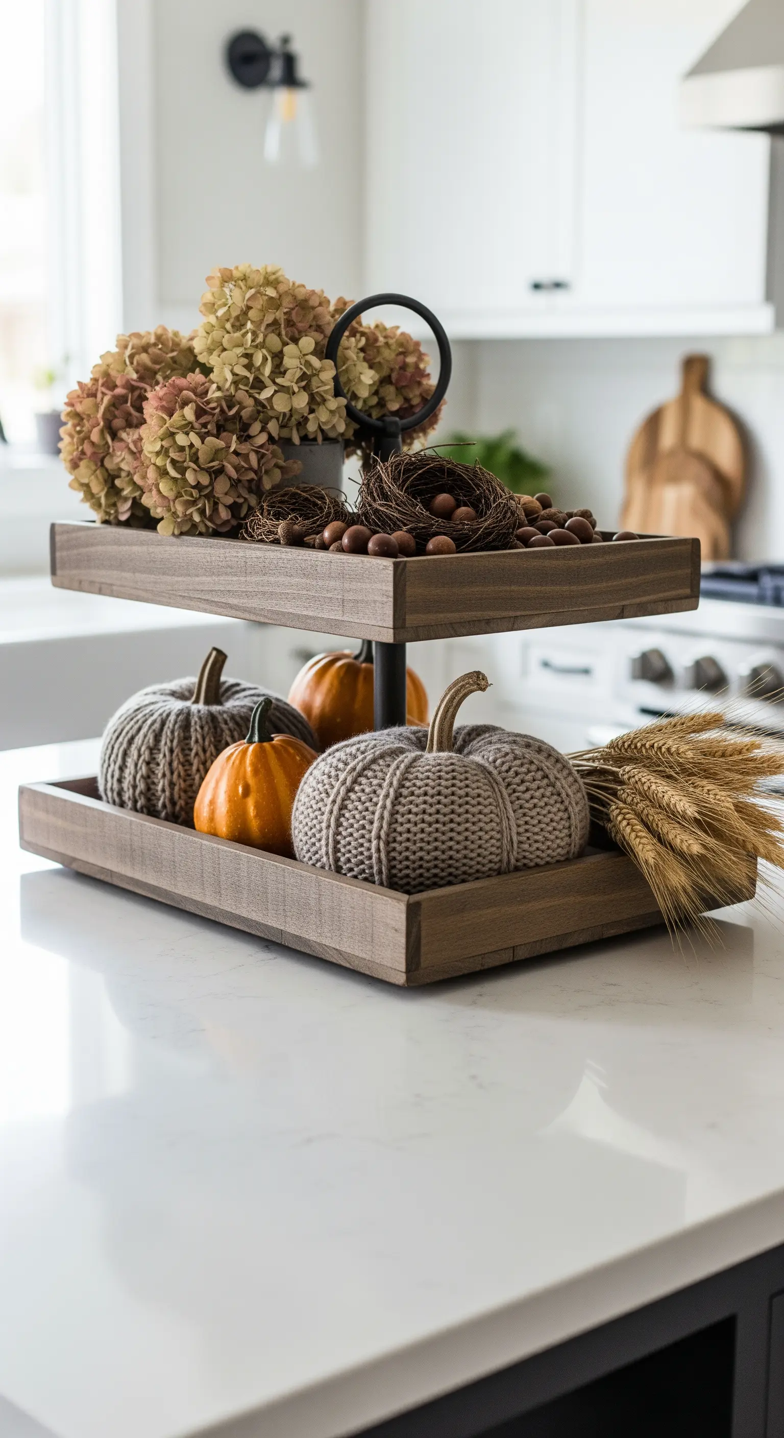 Quadratische Holz-Etagere mit gestrickten Kürbissen und Hortensien