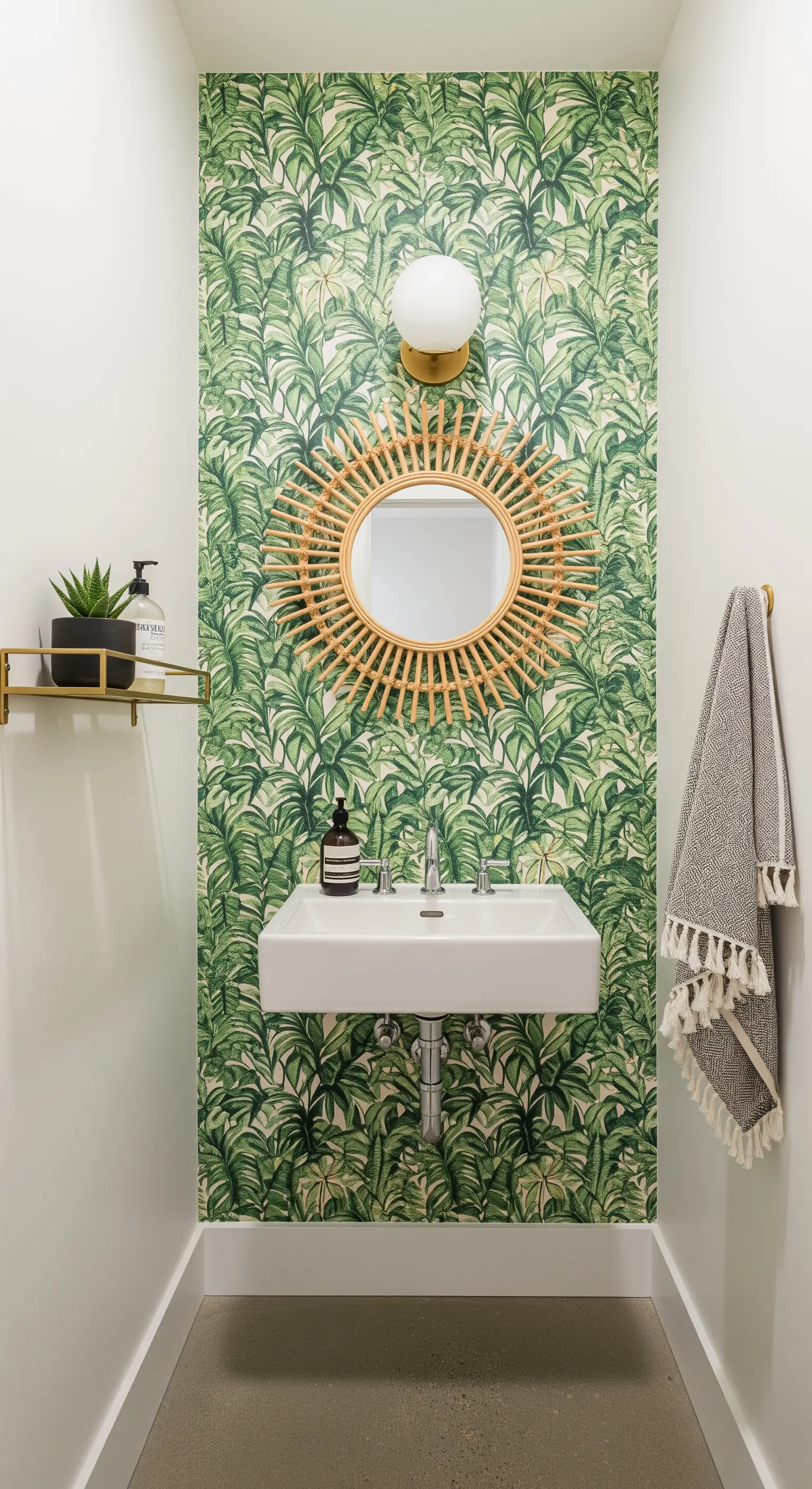 Kleines Gästebad mit tropischer Blättertupete und Rattan-Sonnenspiegel.