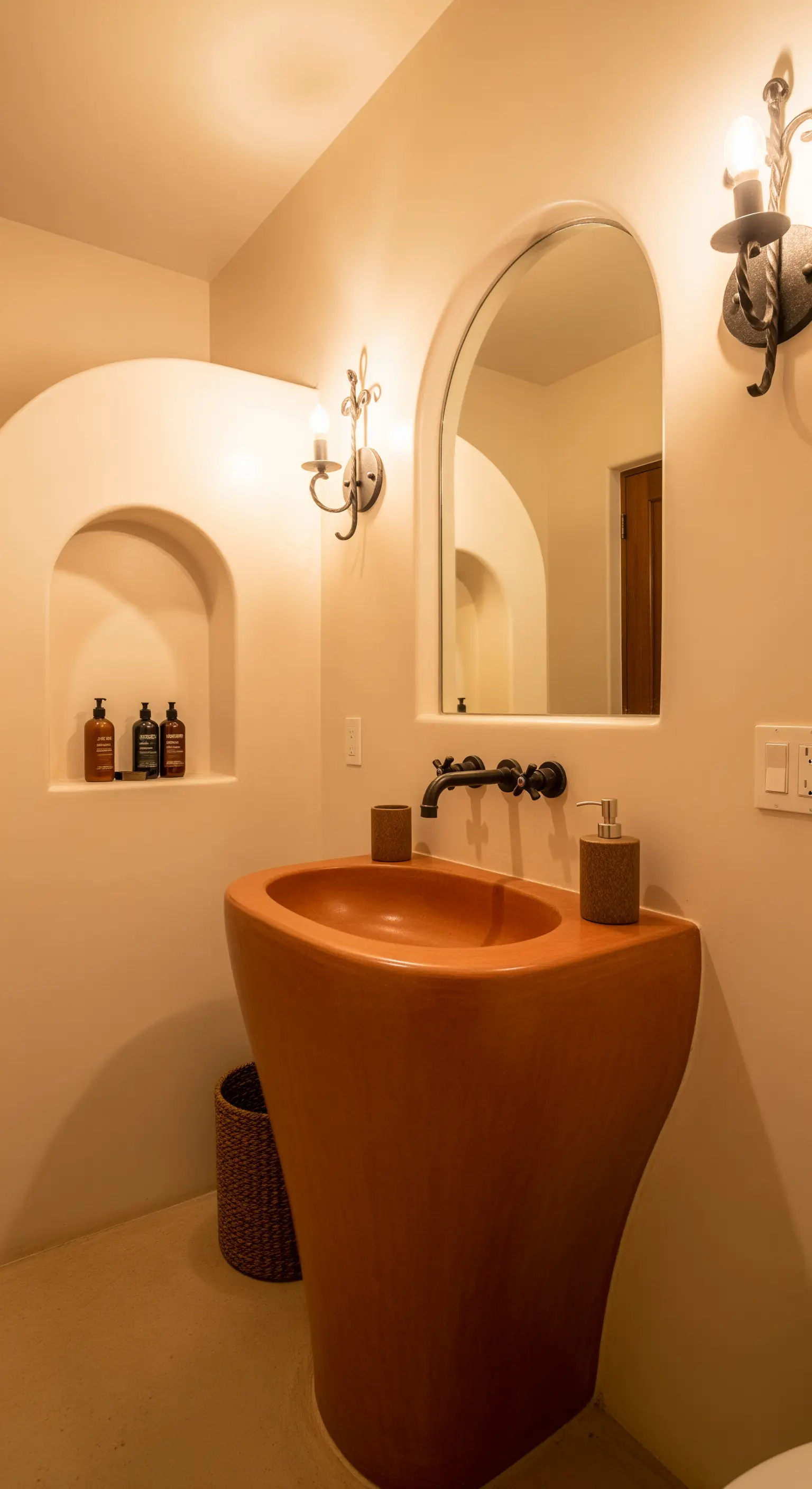 Freistehendes Terrakotta-Waschbecken in einem beigefarbenen Bad mit Bogennische.