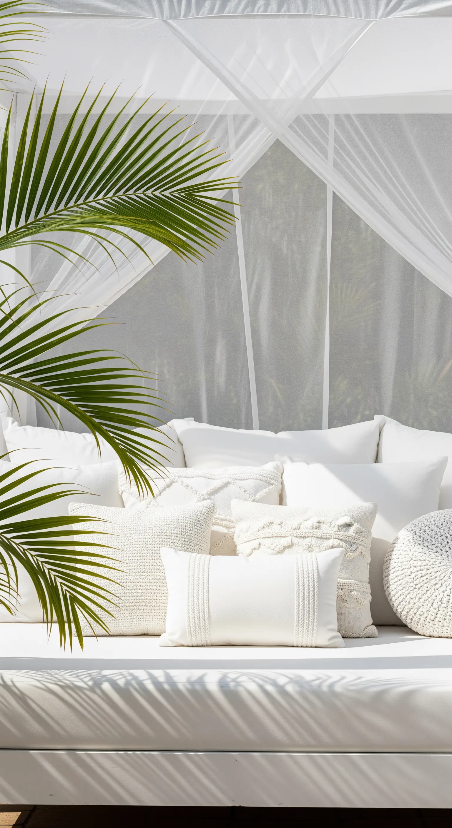 Weißes Daybed mit strukturierten Kissen unter Baldachin