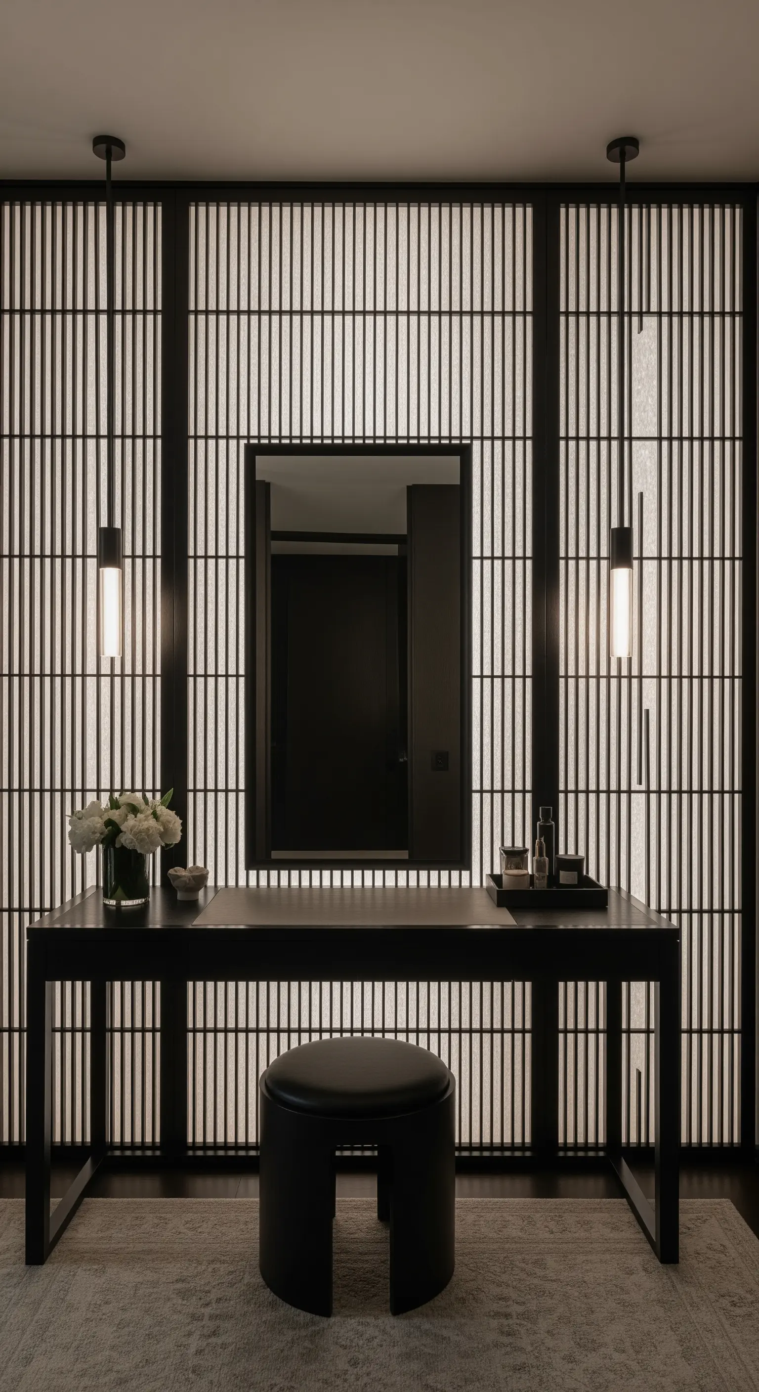 Schwarze Holzlamellen vor einer hinterleuchteten, transluzenten Wand.