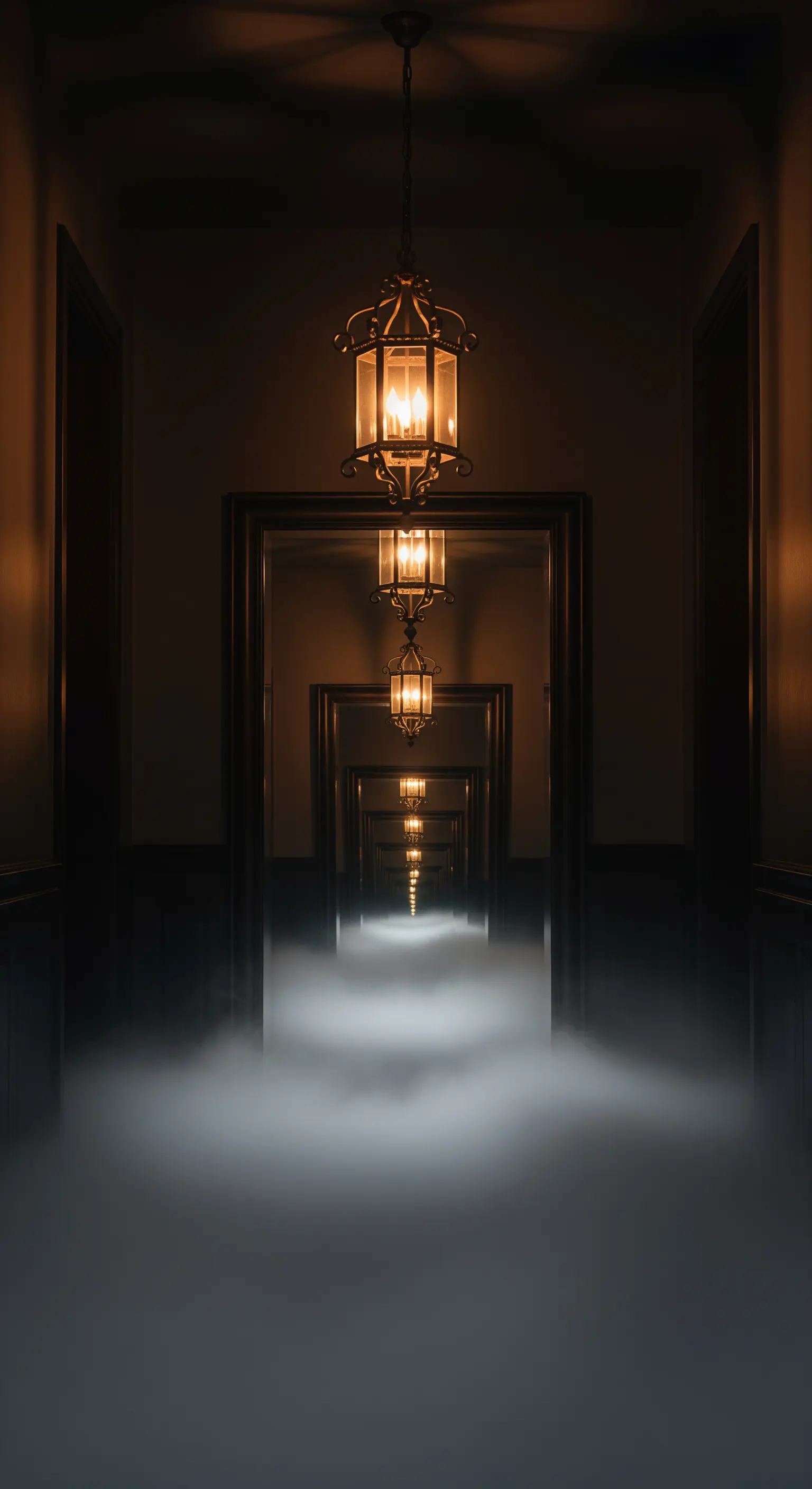 Endloser Korridor mit Spiegeln, Bodennebel und antiken Laternen