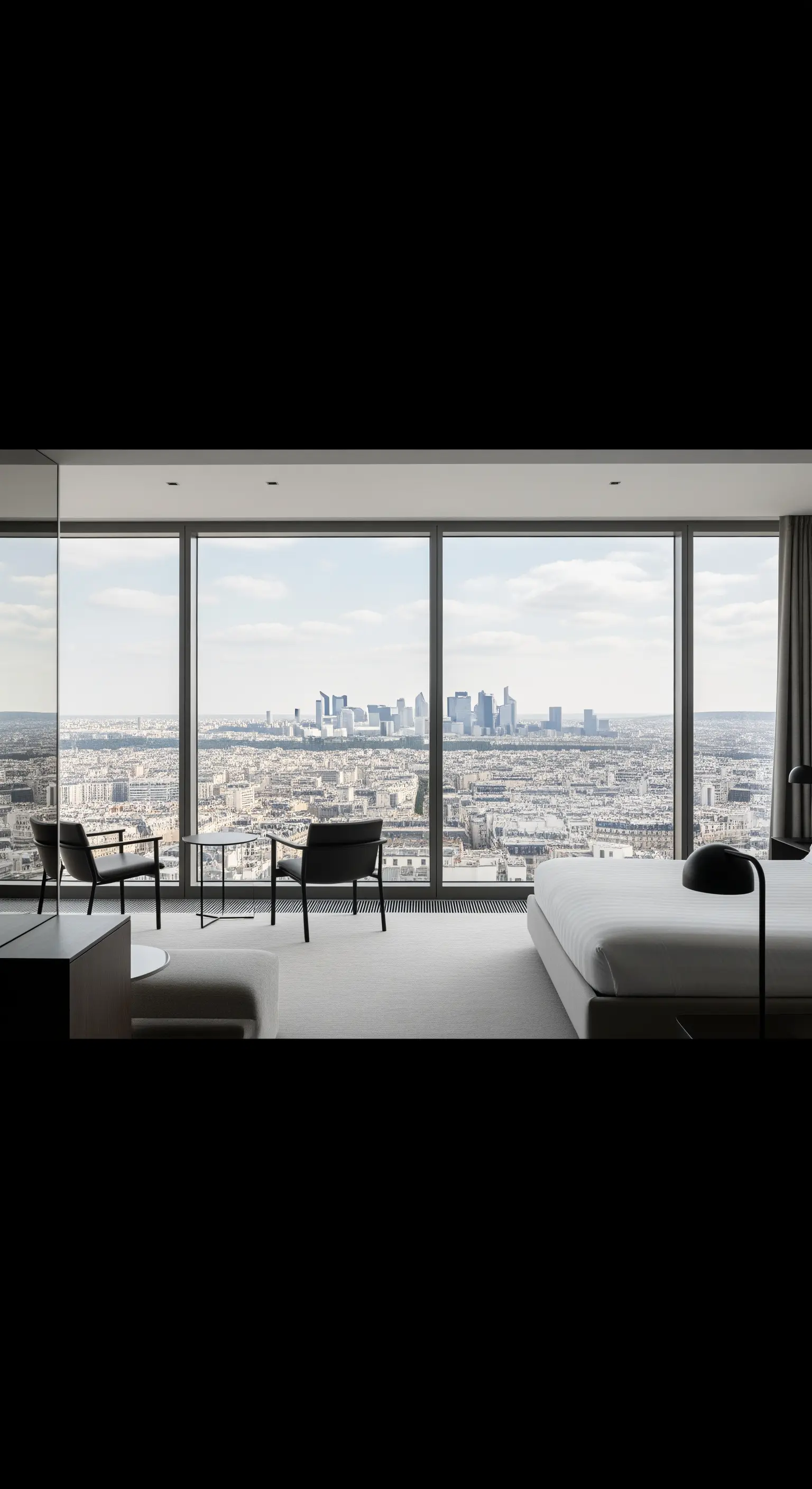 Minimalistisches Schlafzimmer mit bodentiefen Fenstern und Panoramablick auf eine Stadt