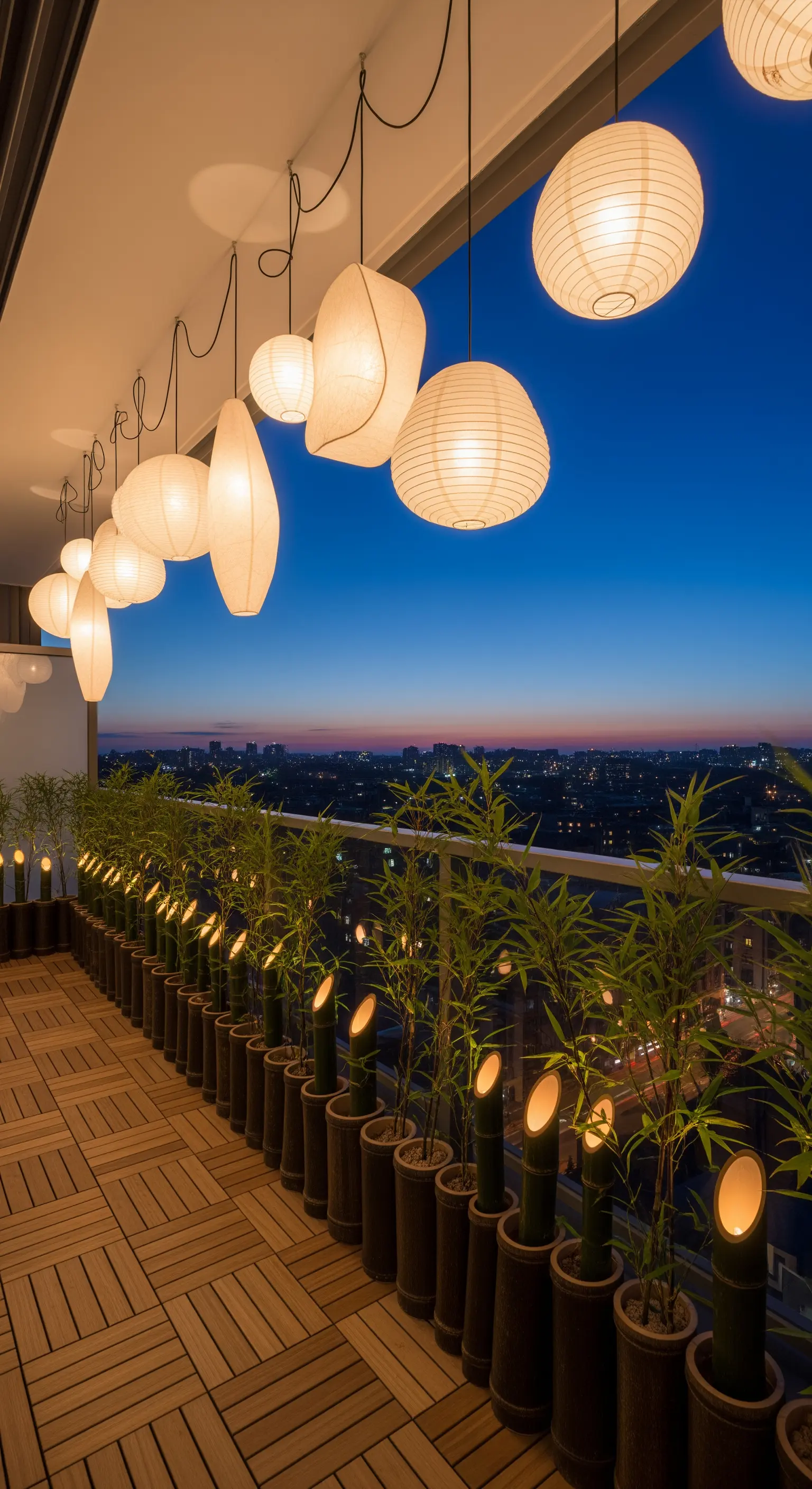 Balkon mit Bambuspflanzen, Holzdeck und hängenden Papierlaternen über Stadtansicht