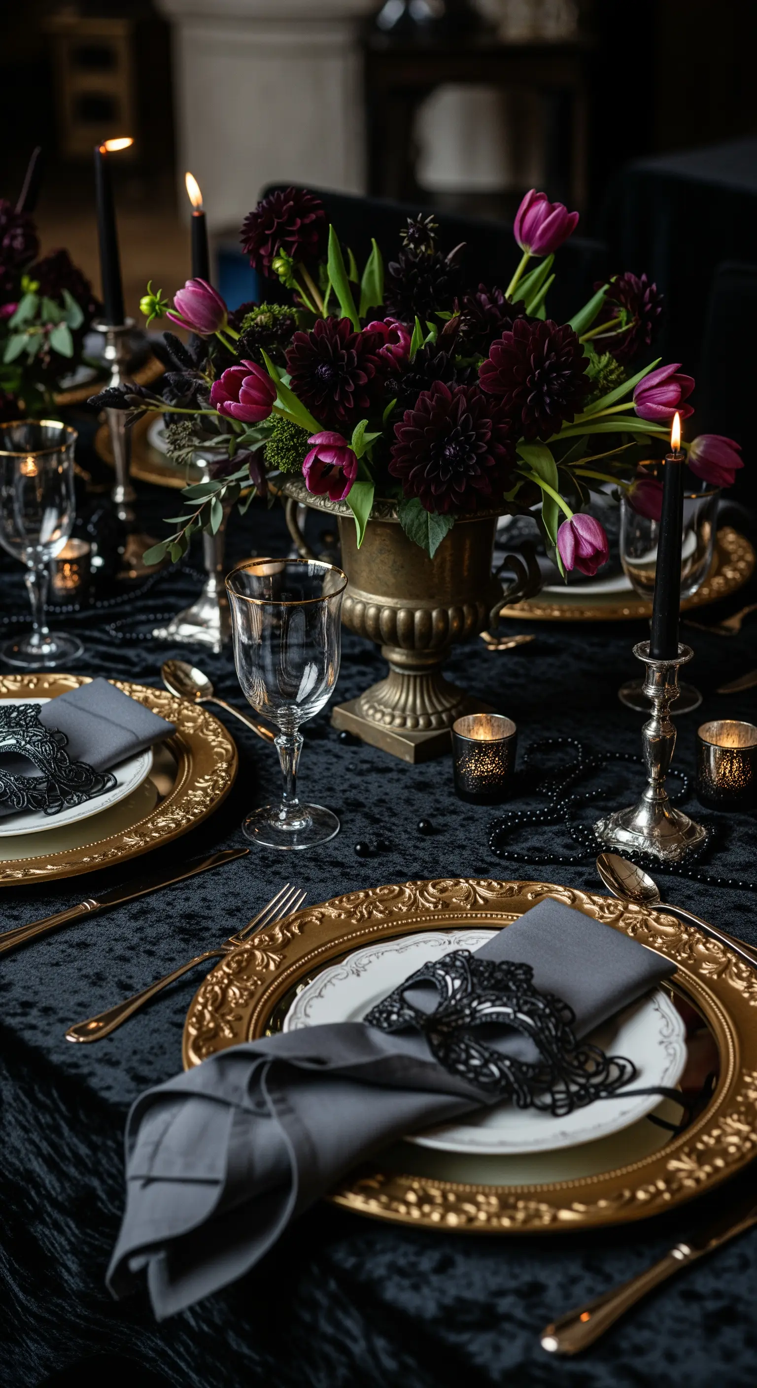Glamouröse Halloween Tischdeko im Maskerade-Stil mit Schwarz, Gold und dunklen Blumen