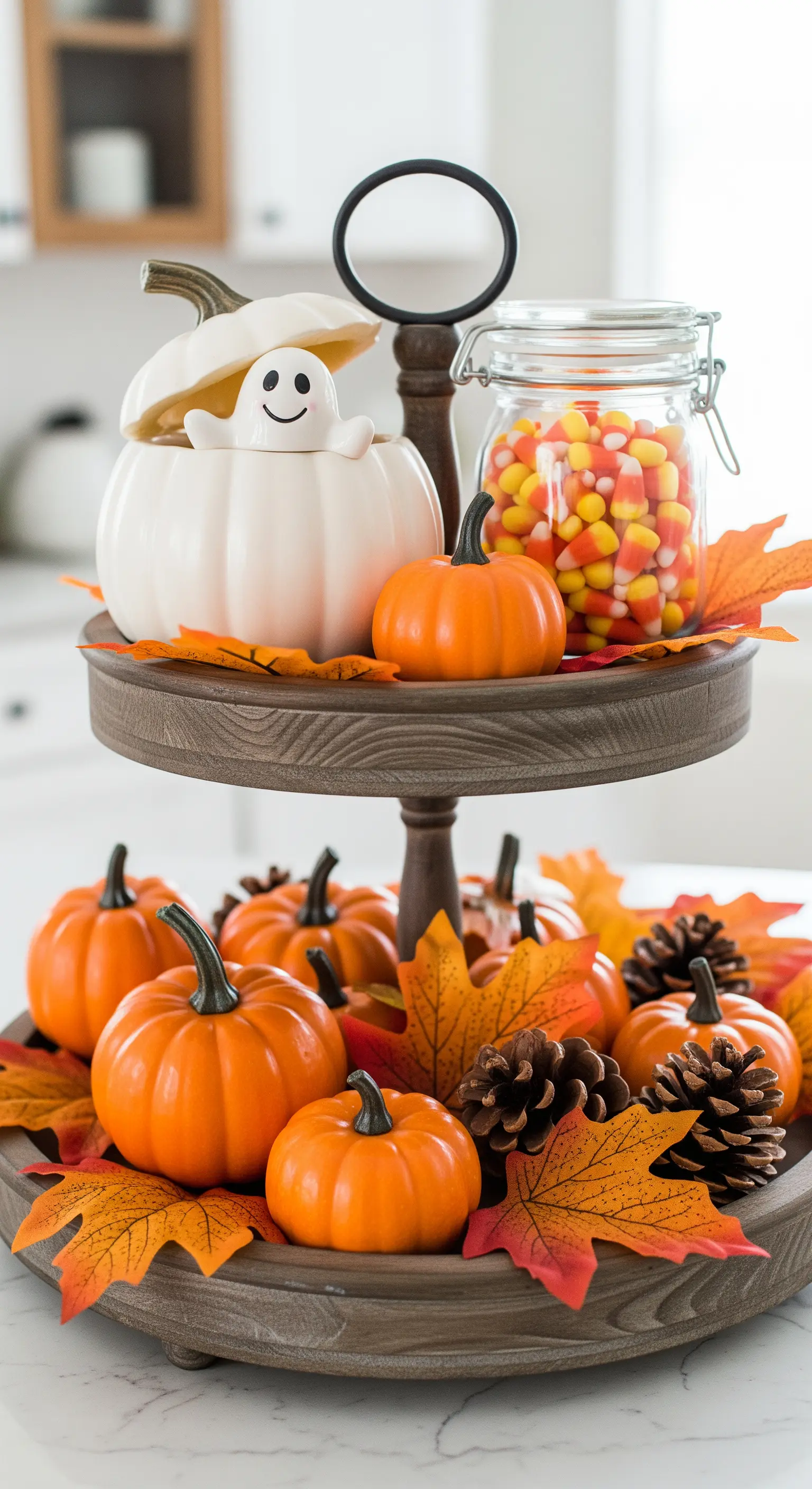 Familienfreundliche Herbst-Etagere mit Kürbissen, Geist und Candy Corn.