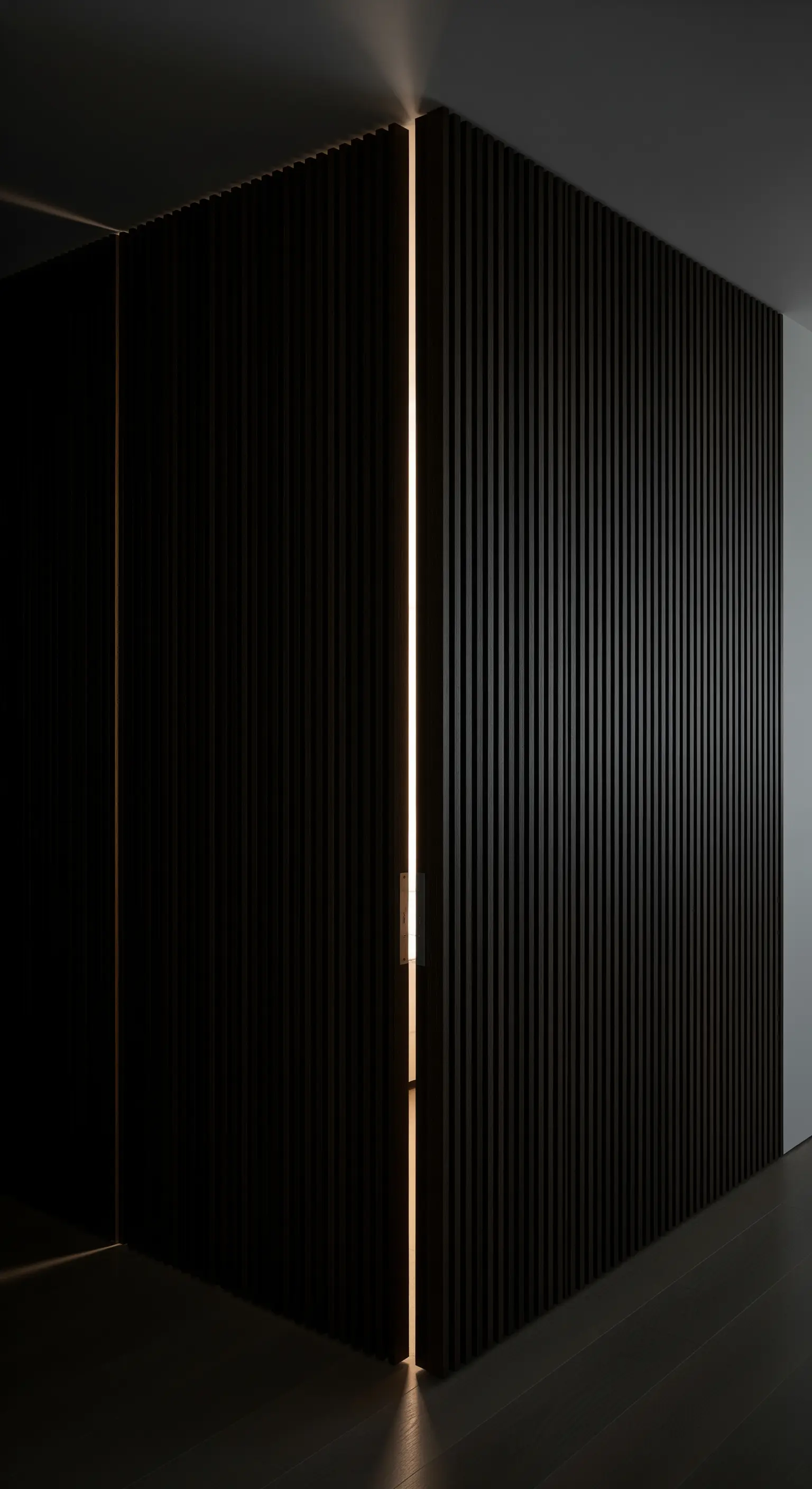 Nahtlos in eine schwarze Lamellenwand integrierte Tür mit leuchtender Griffkante.