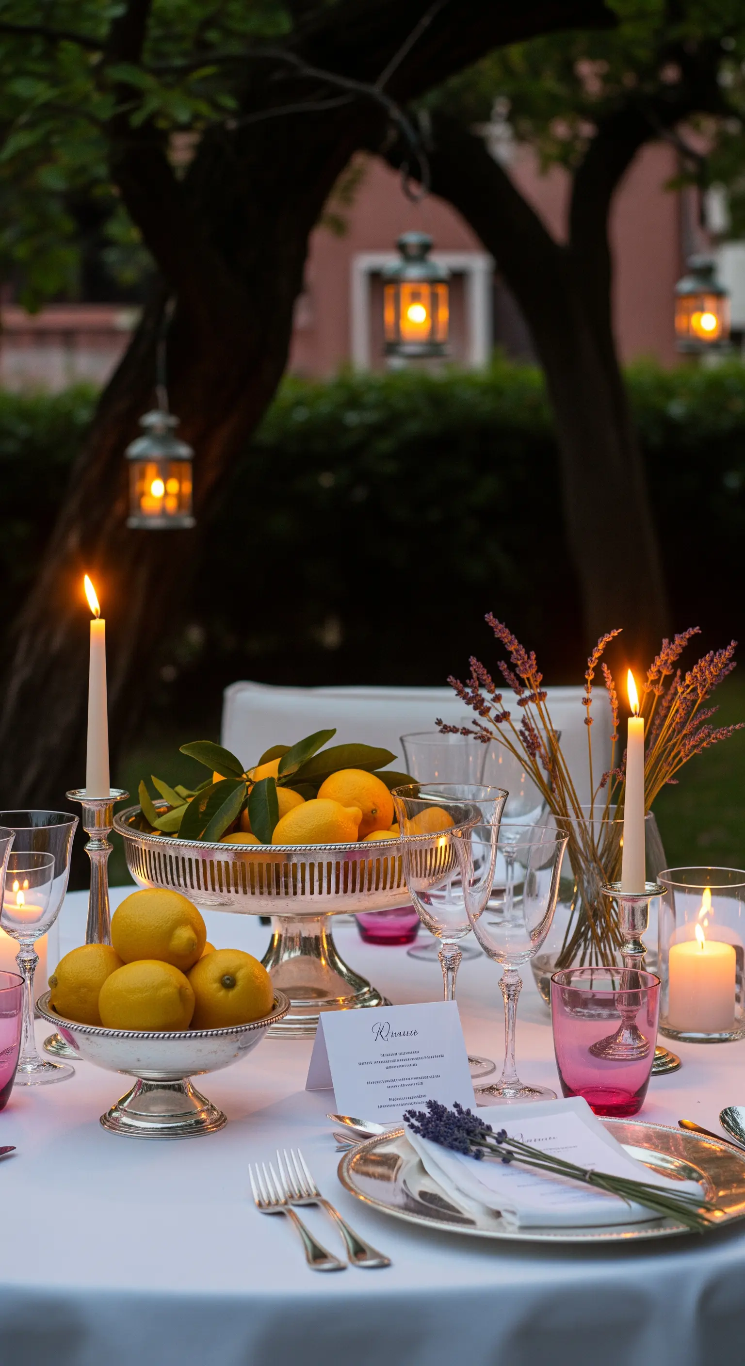 Tischdeko mit silbernen Zitronenschalen, Lavendel und pinken Gläsern