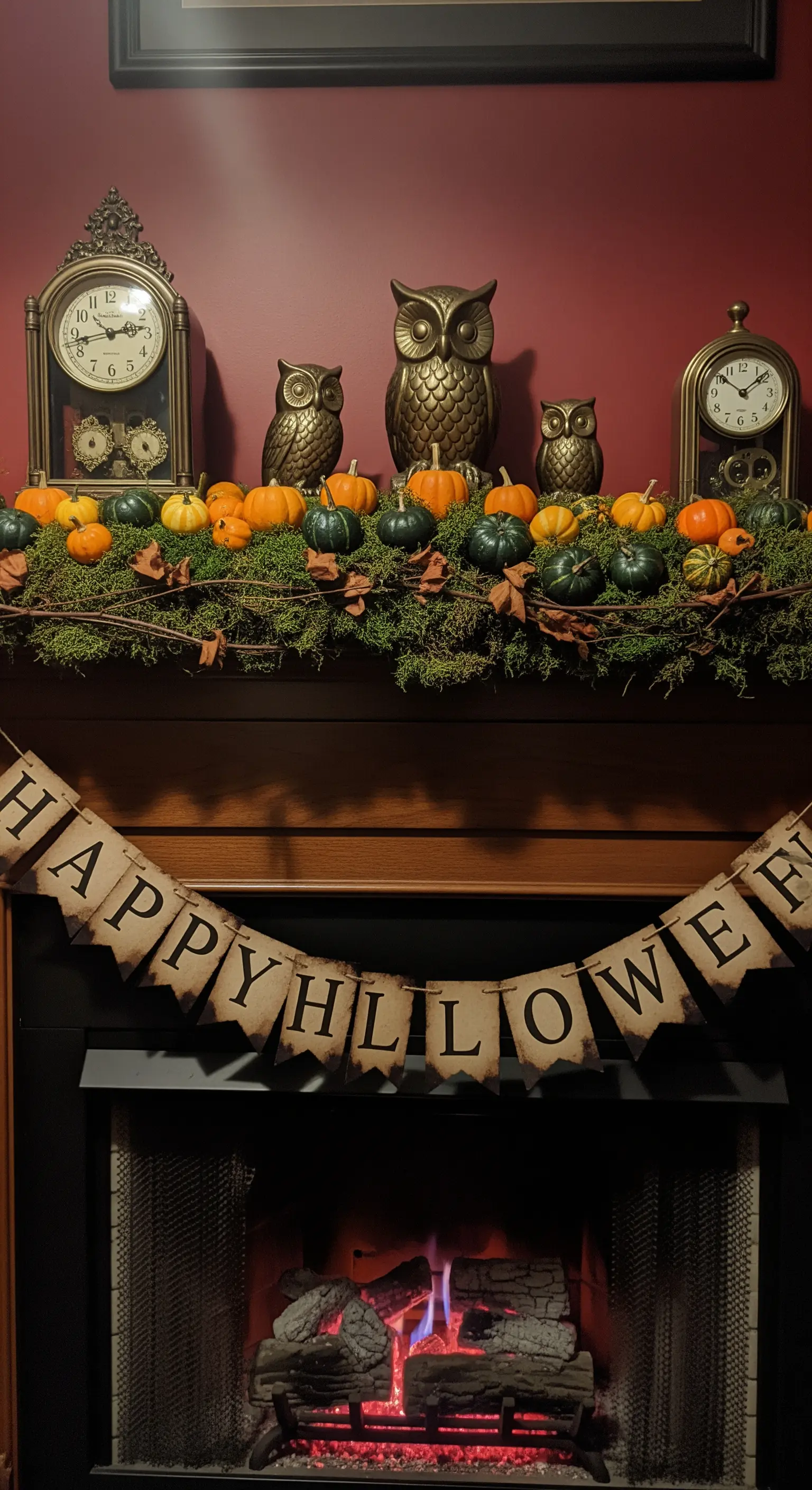 Halloween Mantel mit Eulen, antiken Uhren, Moosgirlande, Kürbissen und Banner.