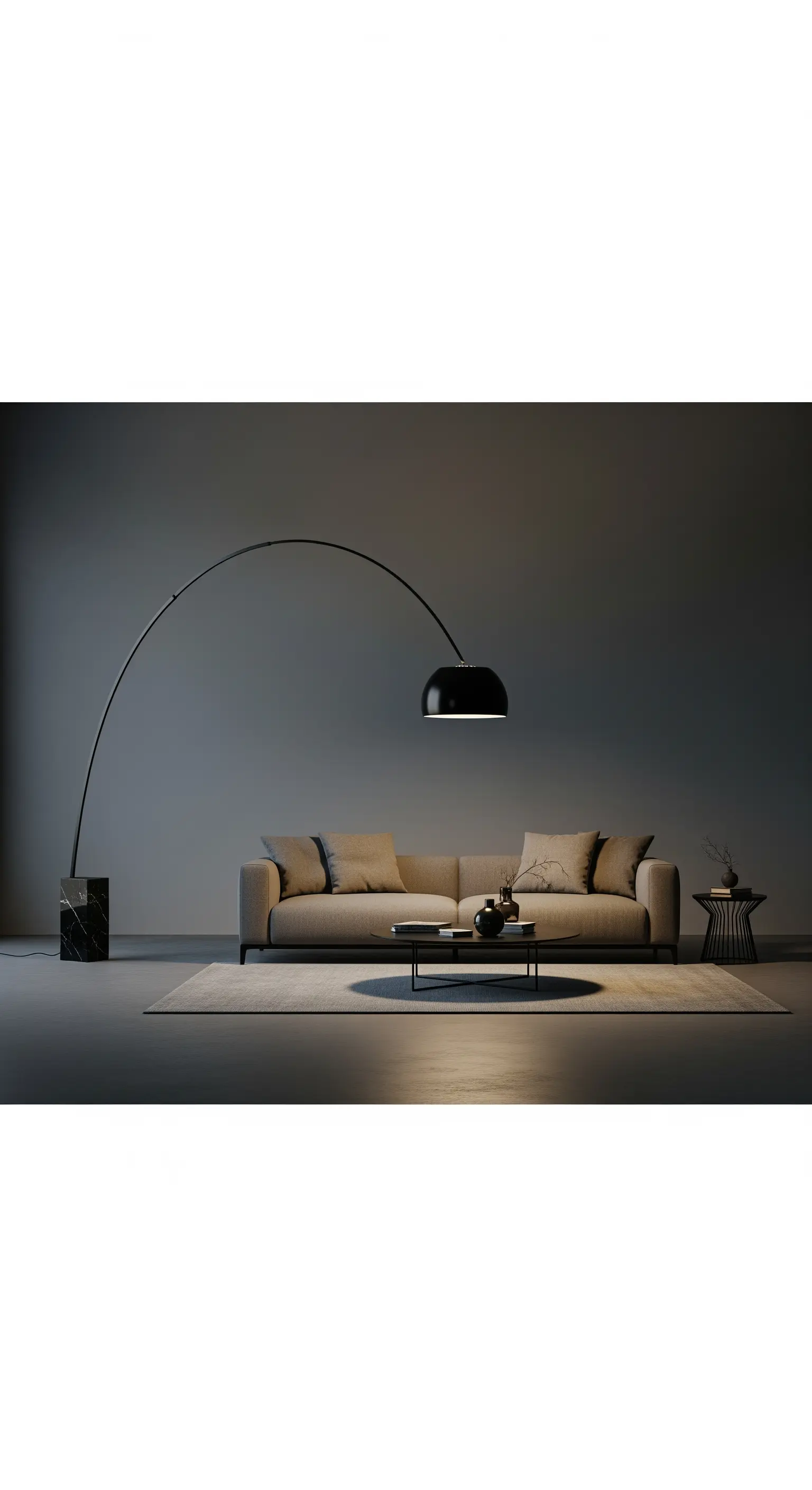 Eine große, schwarze Bogenlampe mit Marmorfuß überspannt ein beiges Sofa in einem dunklen Raum.