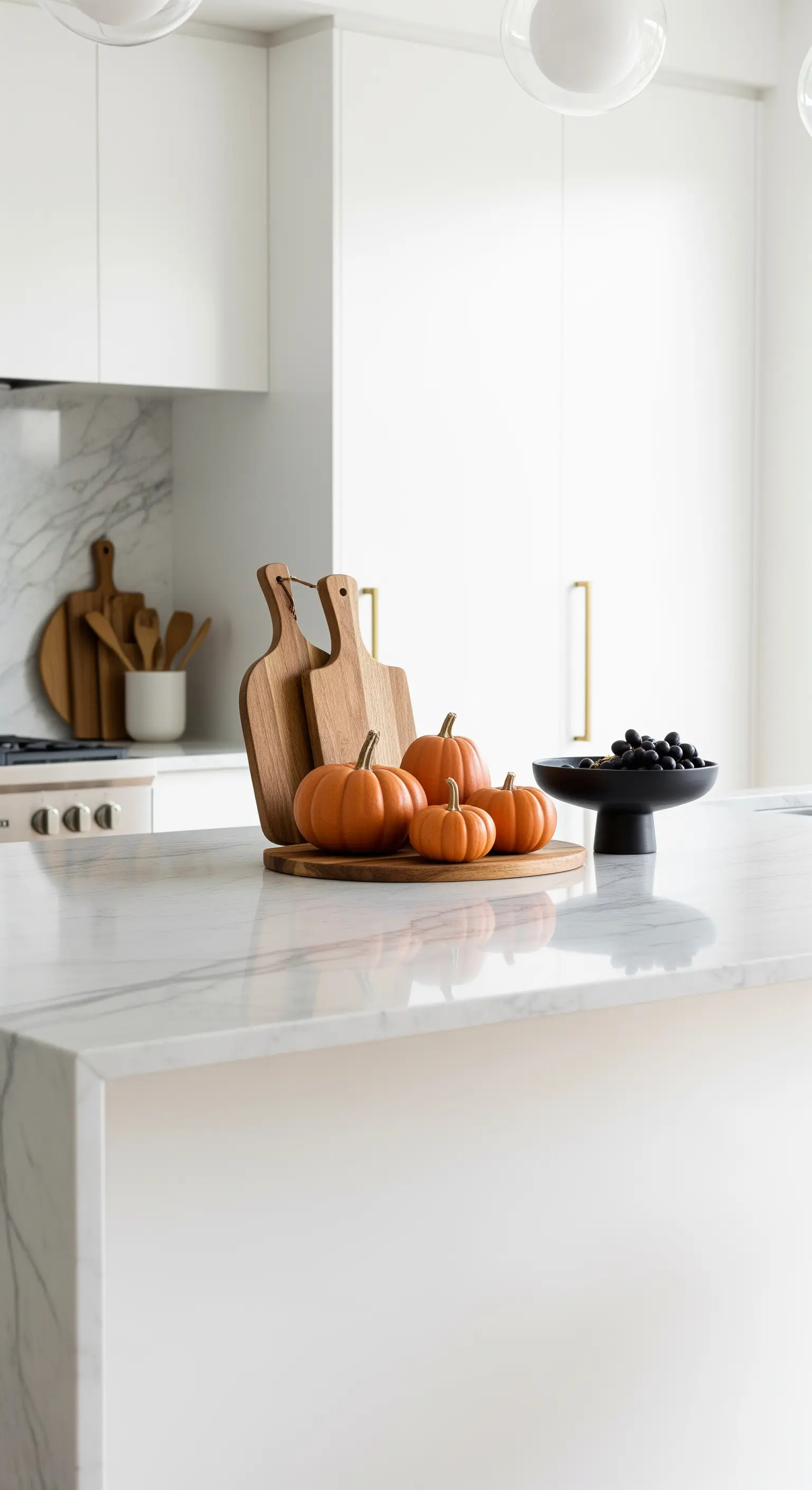 Kücheninsel mit orangefarbenen Kürbissen auf Holzbrettern