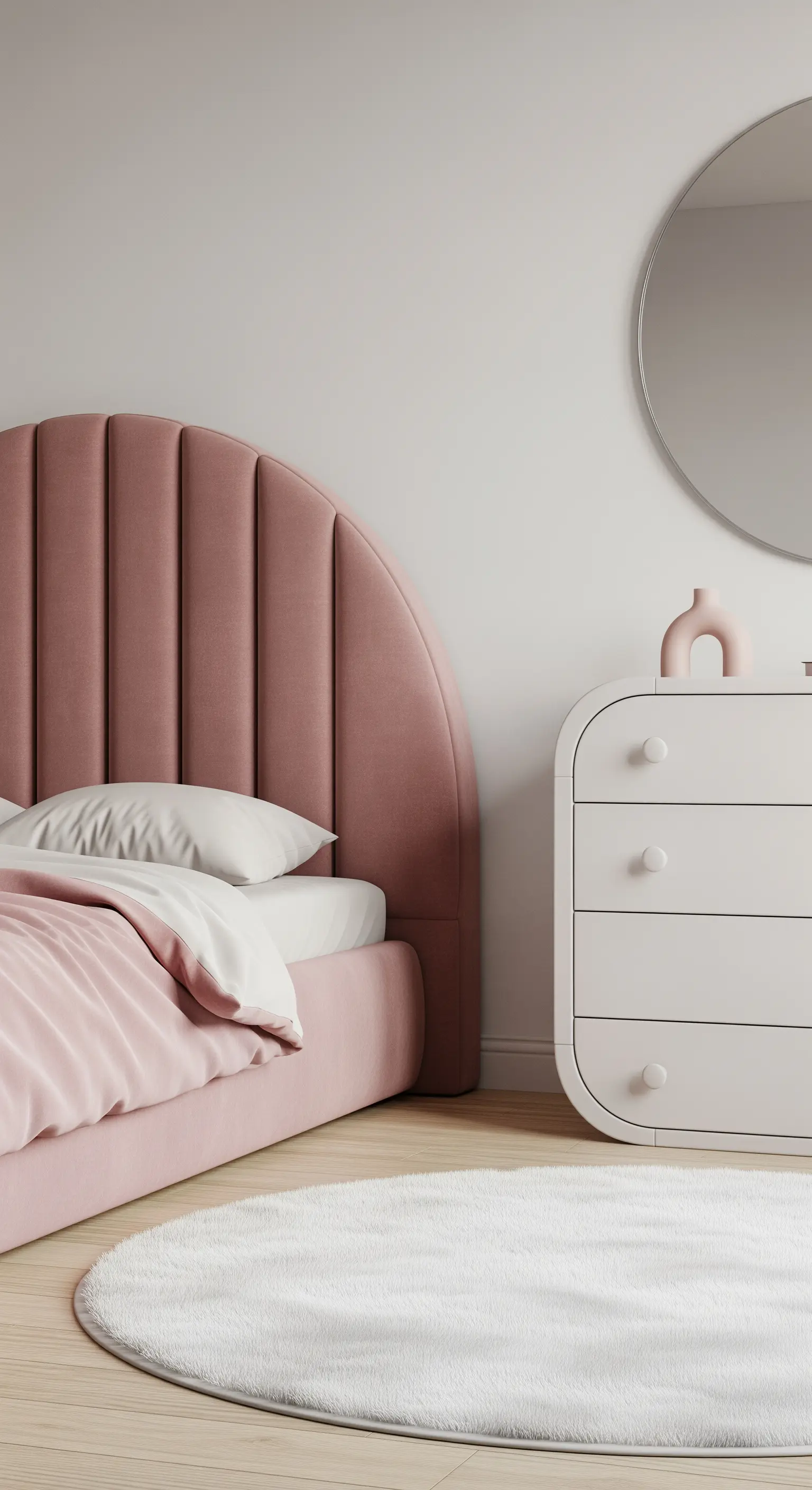 Kinderzimmer mit einem Bett mit rundem, rosa Samt-Kopfteil und einer weißen Kommode.