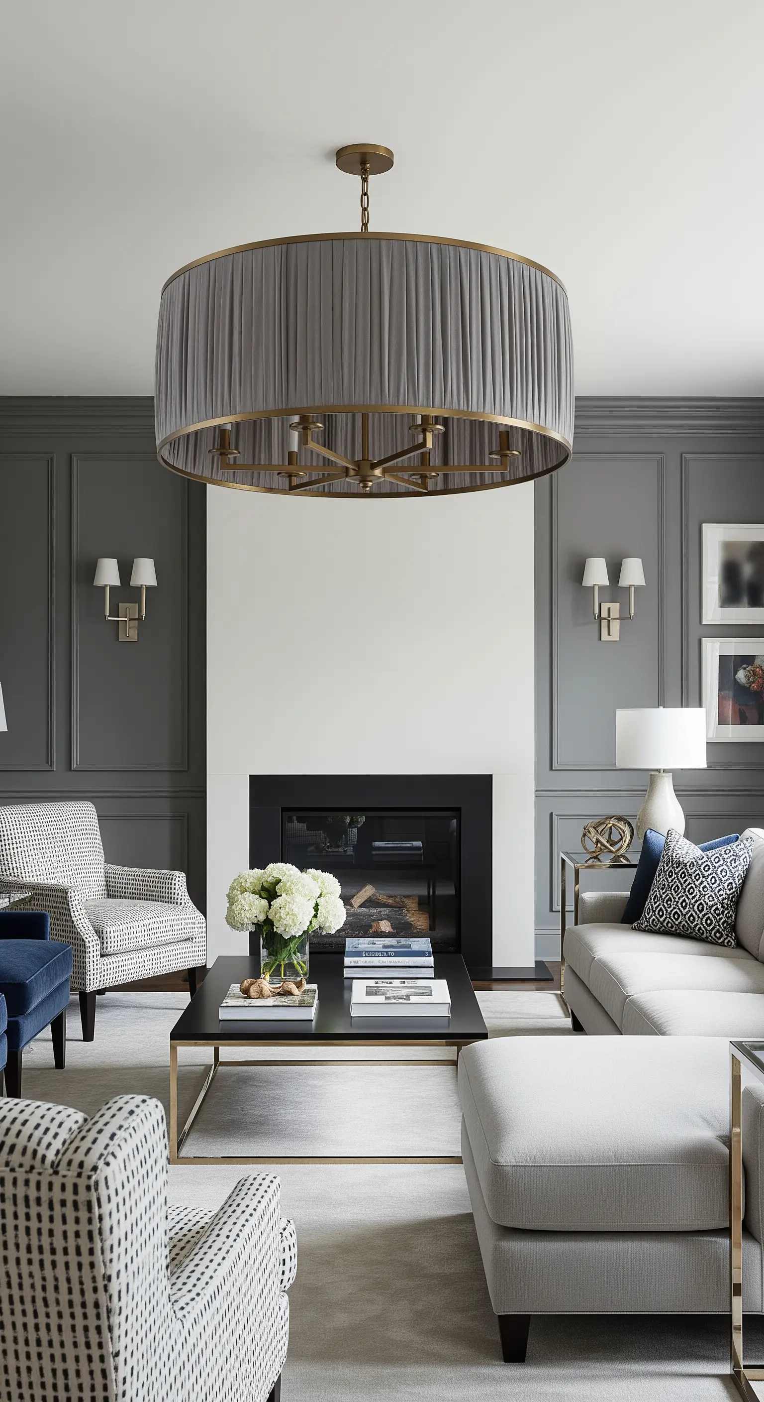 Großer, runder Kronleuchter mit grauem Stoffschirm in einem modernen, grauen Wohnzimmer.