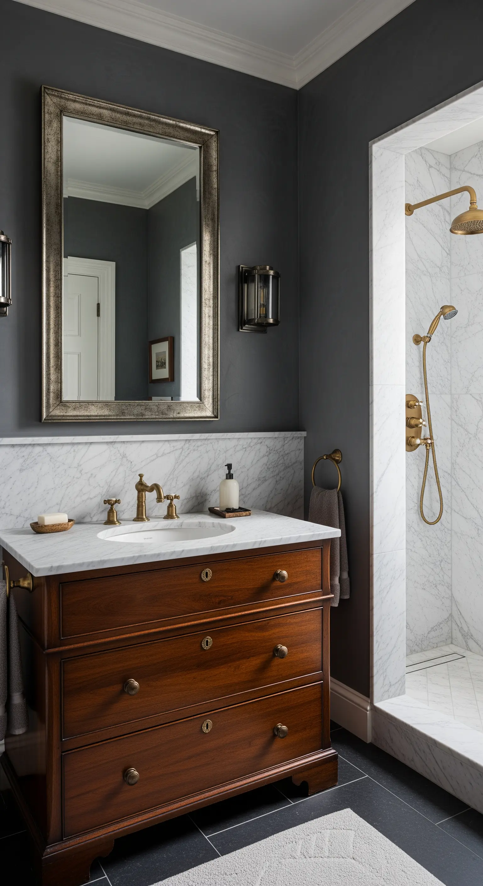 Traditionelles Badezimmer mit einer Holzkommode als Waschtisch und grau gestrichenen Wänden.