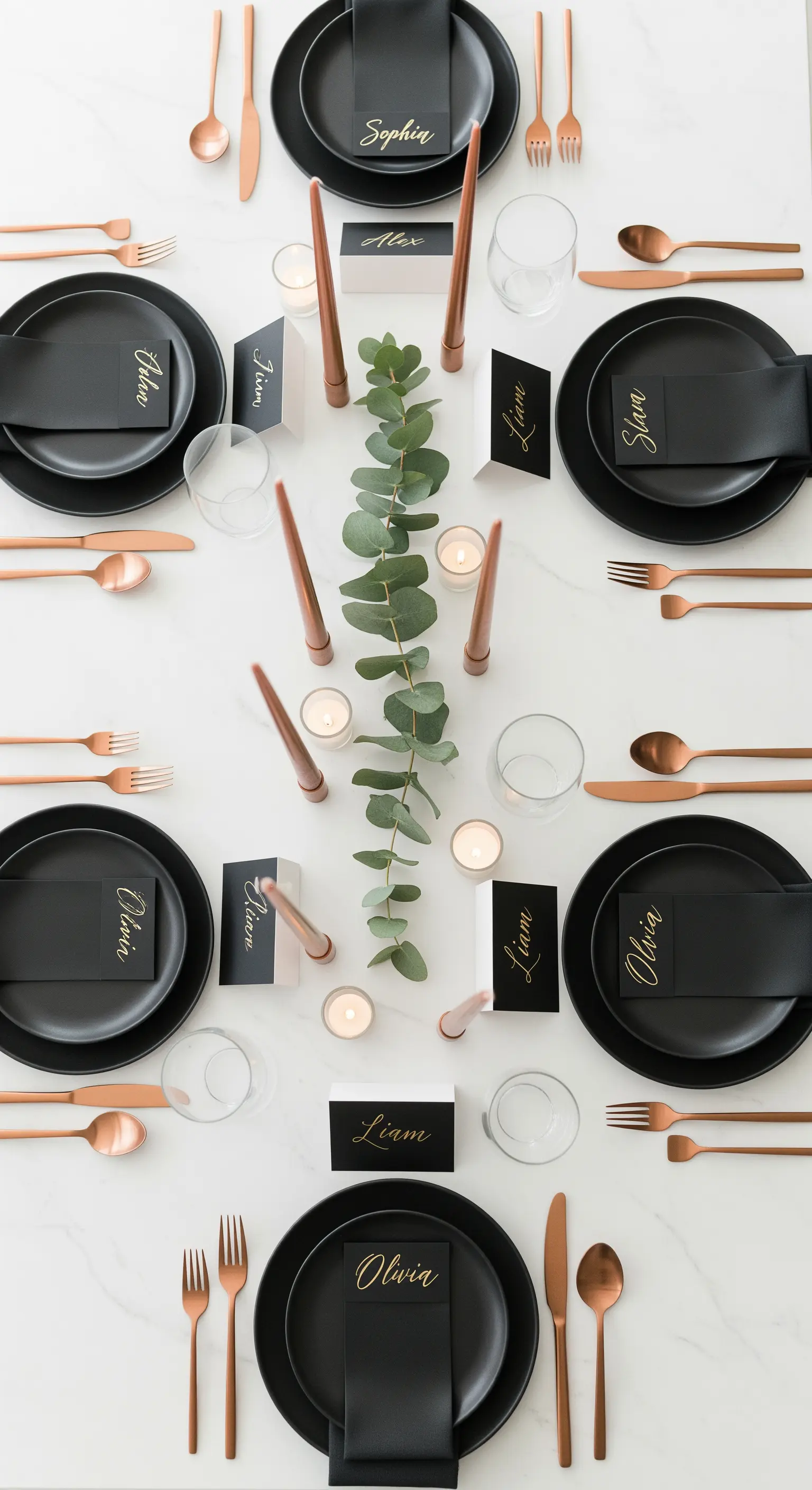 Minimalistische Tischdeko in Schwarz, Weiß, Kupfer mit Eukalyptus